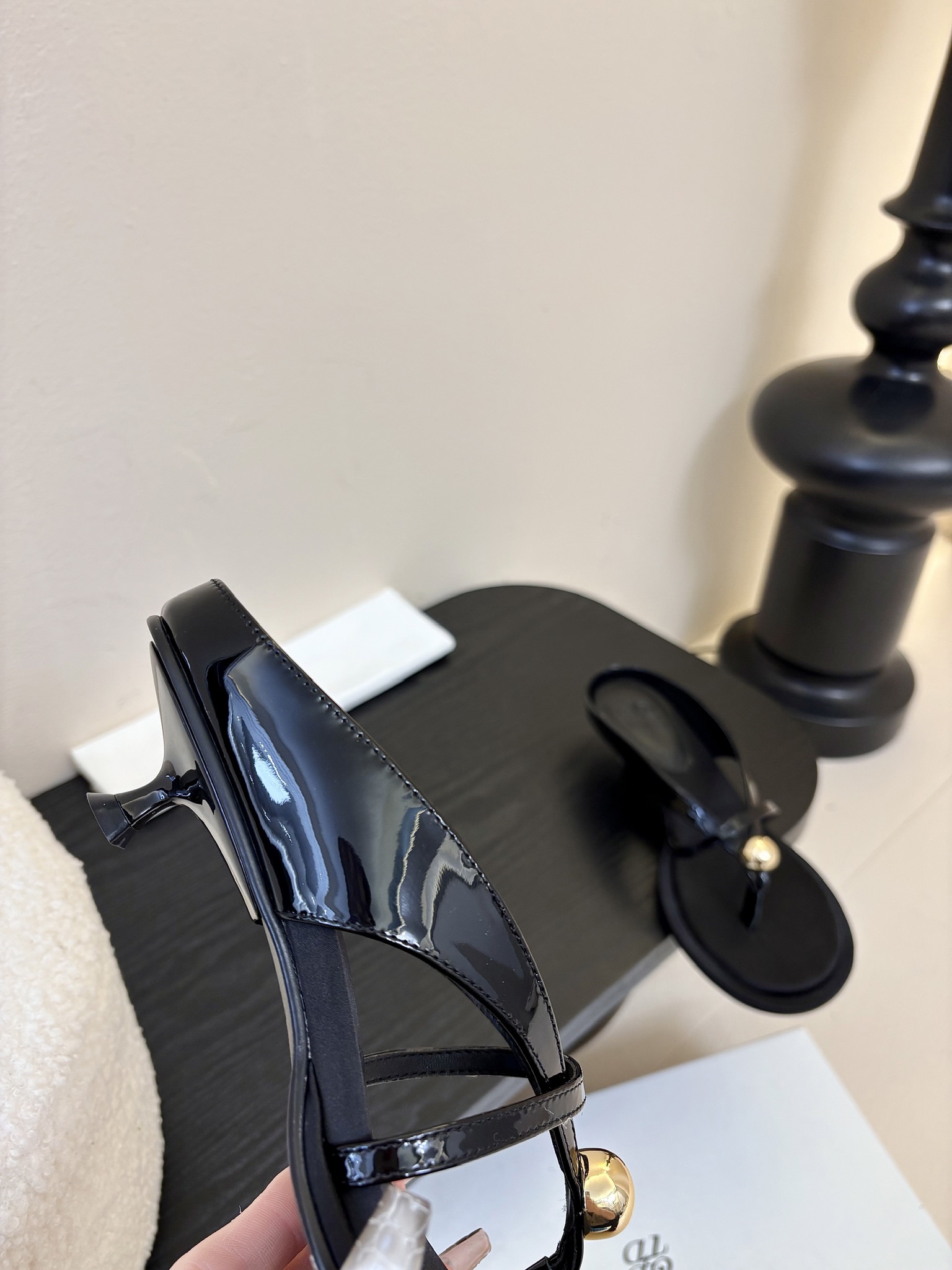 
ODTD🆕爆款小金球系列
简约轮廓设计 阐述自然与时髦的美妙融合
独特的光泽感以及球型金属装饰 与柔软