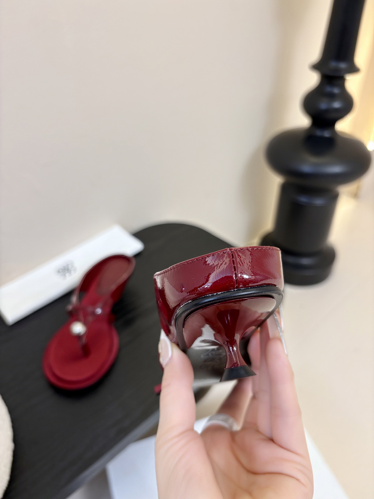 
ODTD🆕爆款小金球系列
简约轮廓设计 阐述自然与时髦的美妙融合
独特的光泽感以及球型金属装饰 与柔软