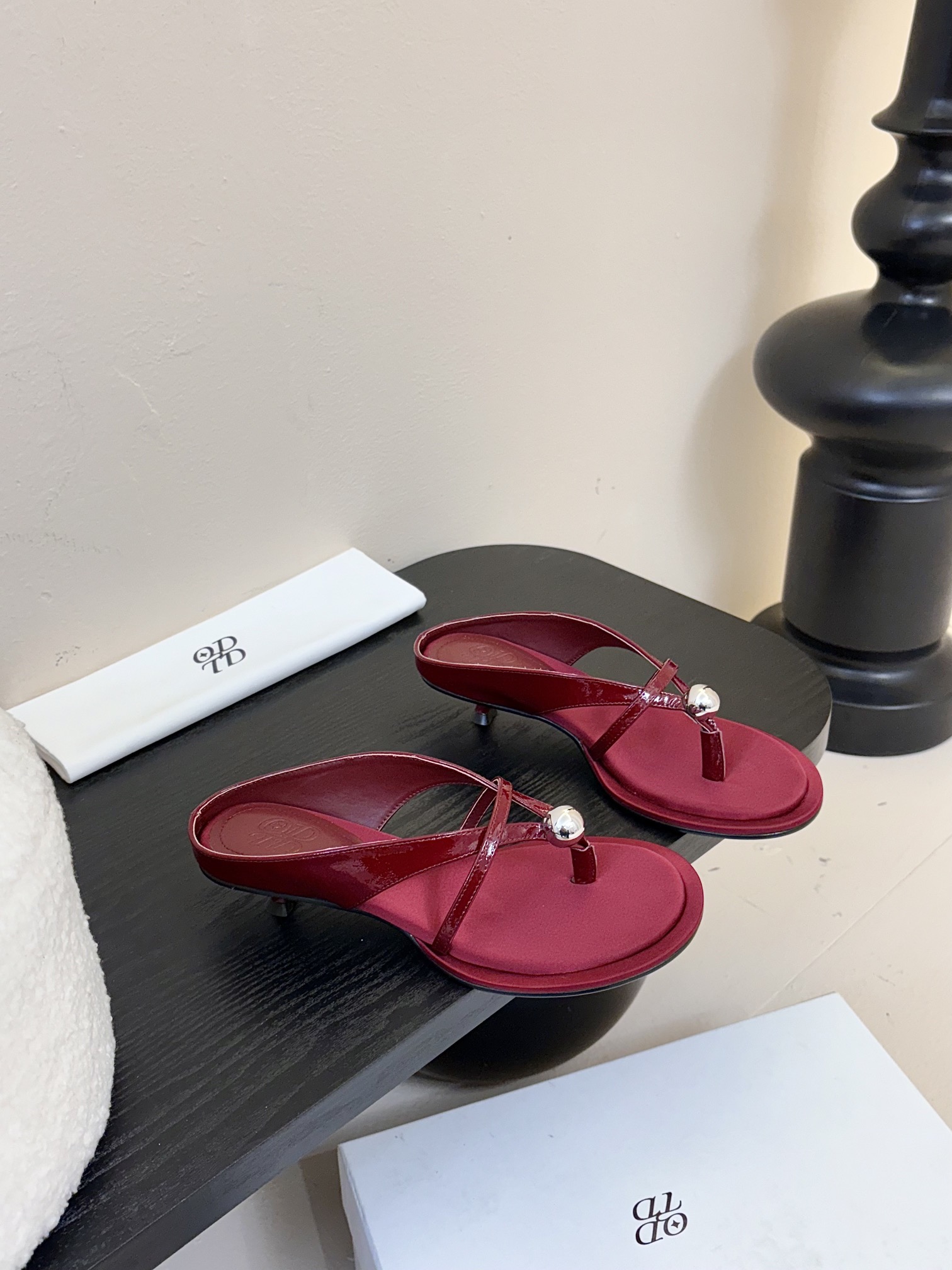
ODTD🆕爆款小金球系列
简约轮廓设计 阐述自然与时髦的美妙融合
独特的光泽感以及球型金属装饰 与柔软