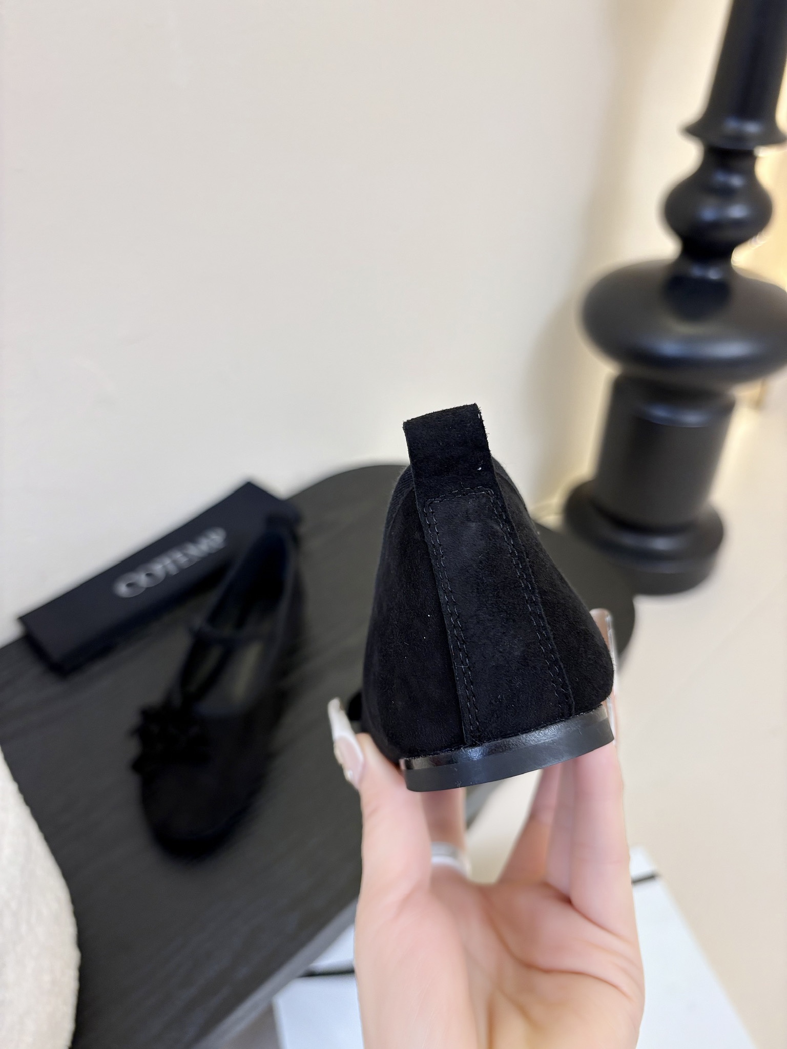 
Cotem/春夏新款复古绒面蝴蝶结时髦乐福鞋单鞋！
延续恒久的古典与舒适，简易圆头鞋型为鞋体的中性基调