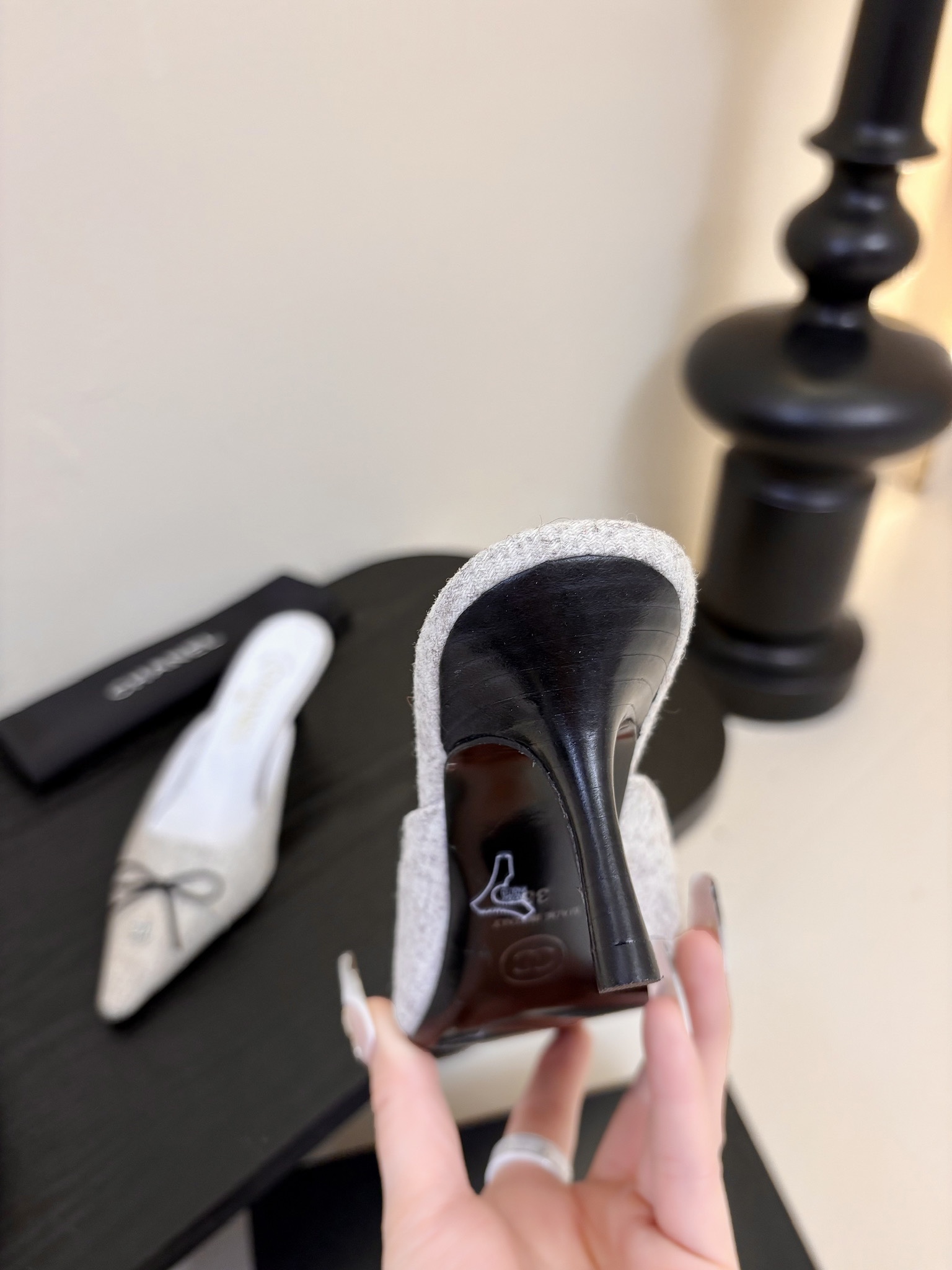  
Chanel Vintage中古系列凉鞋

简约而不简单的款，上脚特别显脚细。
鞋面定制面，内里垫脚