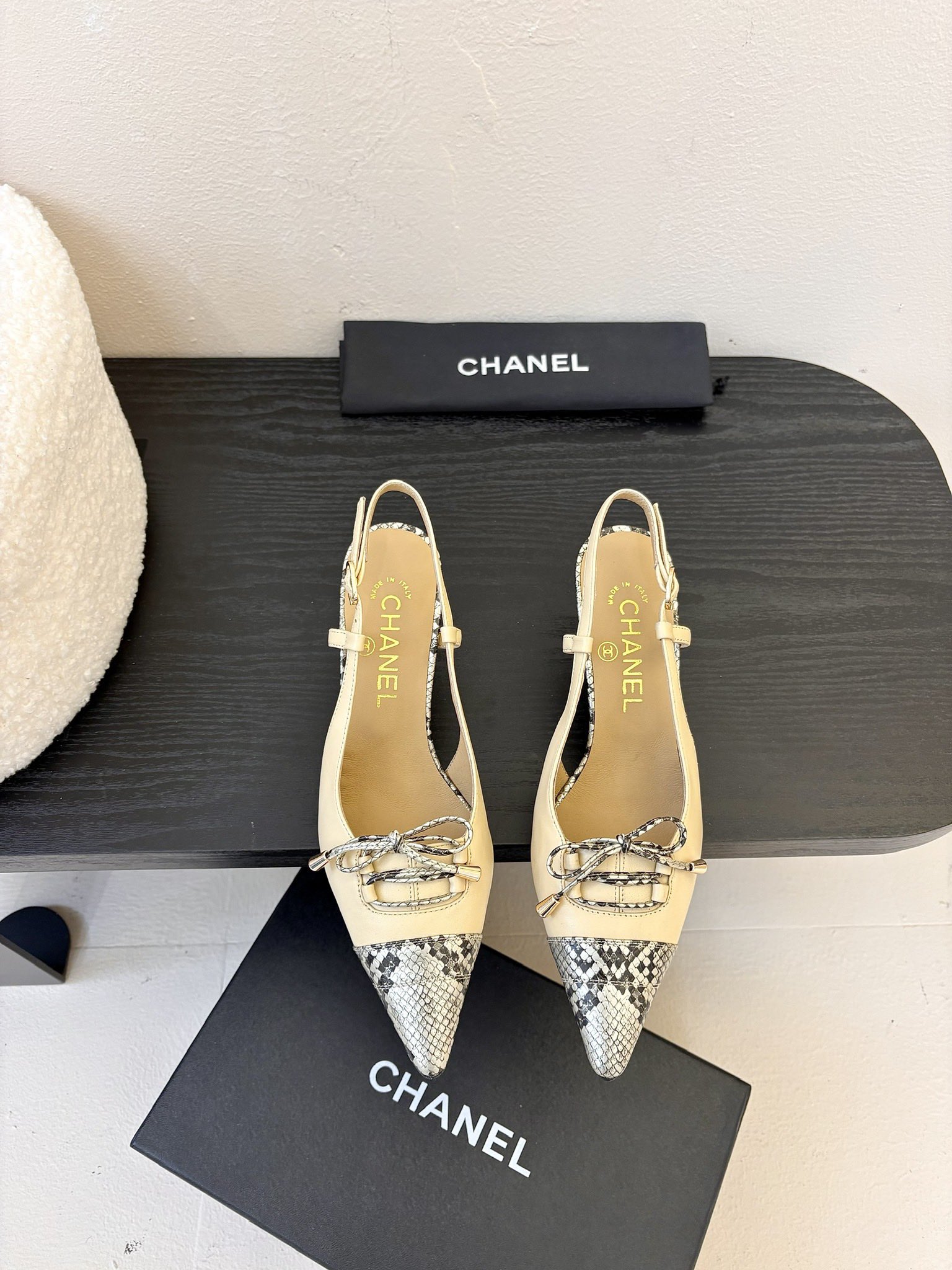
 Chanel Vintage中古系列凉鞋

简约而不简单的款，上脚特别显脚细。
鞋面定制面，内里垫脚