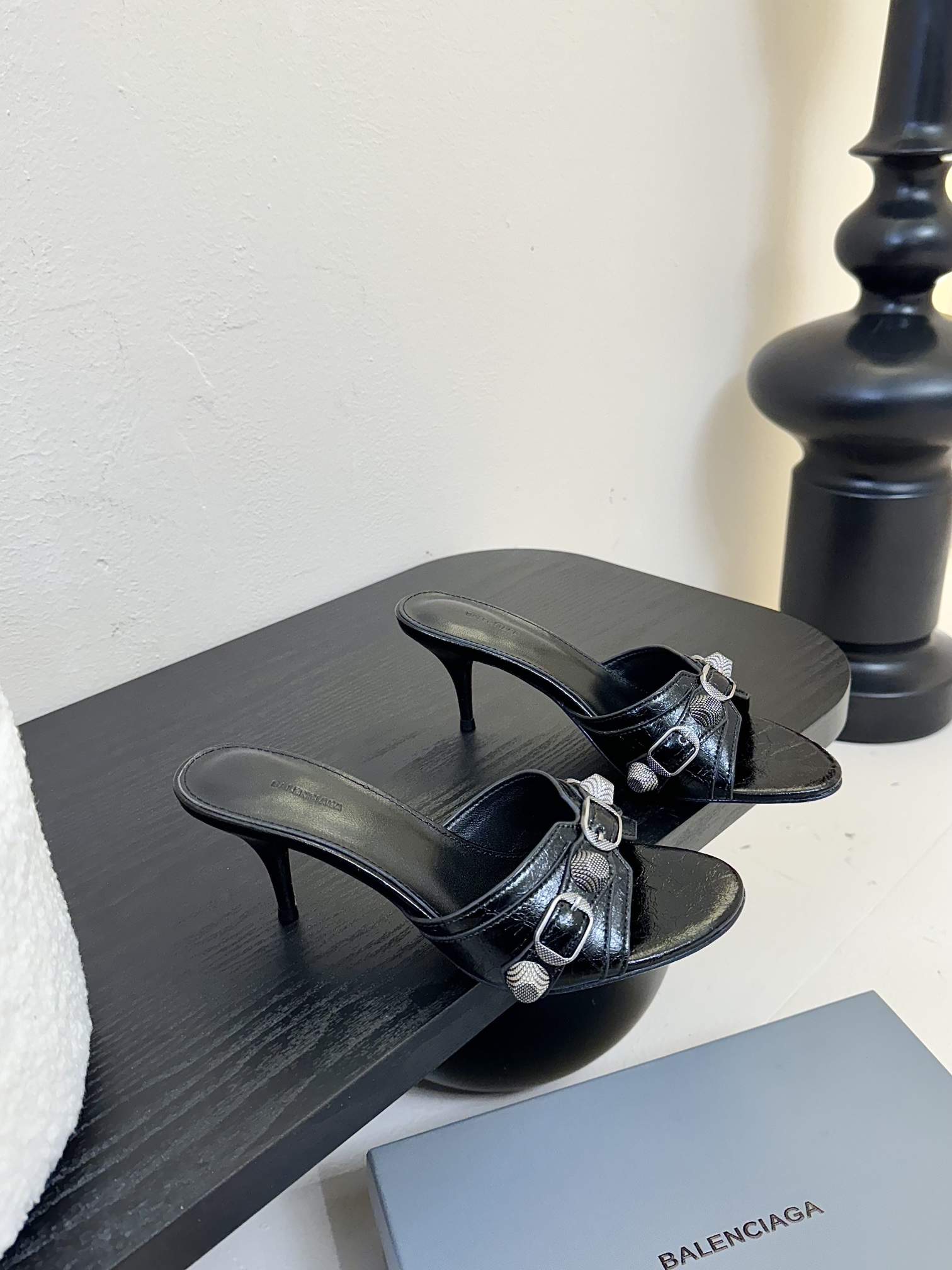 
Balenciaga 机车风金属高跟鞋
既保留了街头的实穿性
同时融入了金属装饰和独特结构
复古感满满