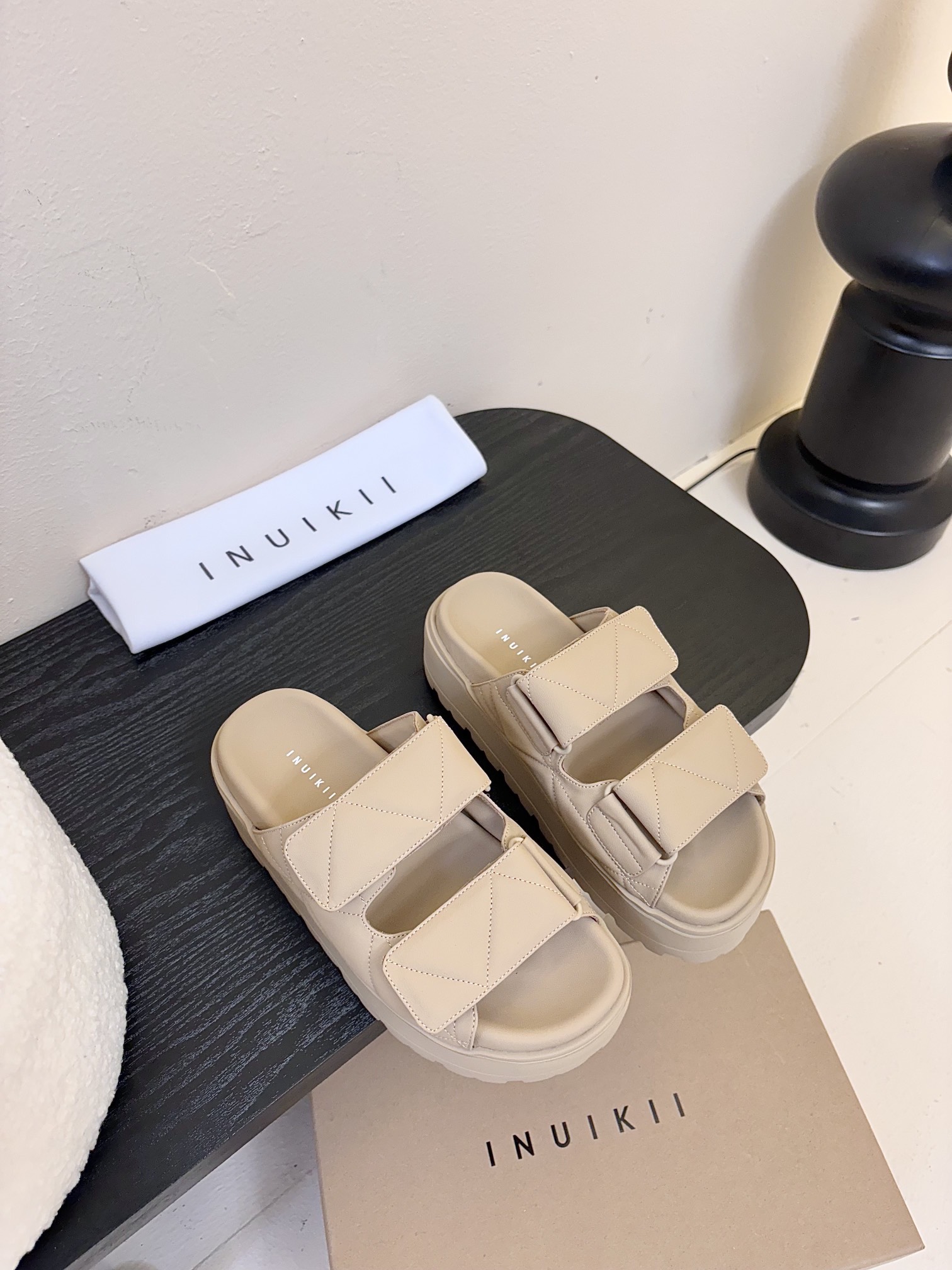 NO:234350,INUIKII Spring and Summer New Lazy Slides Use imported sheepskin upper, which is soft and skin-friendly, and wraps your feet as light as cotton, bringing the ultimate wearing experience, thick sole design, light and fashionable, and feels invincible and comfortable. The upper is made of imported soft sheepskin, which is soft and skin-friendly, and wraps your feet as light as cotton, bringing the ultimate wearing experience. High-quality sheepskin is selected inside, which is breathable and sweat-absorbing, keeping your feet dry and comfortable, and you can enjoy the feeling of walking even if you walk for a long time. The foamed material of the sole is combined with wear-resistant velvet light sole, which is light and flexible, effectively reducing the burden of walking. The 4.5cm sole height is just right, lengthening the leg lines, making it more elegant and elegant. Size 35-40  Three classic colors: black, apricot and brown, meet the needs of different occasions, and easily control various styles, slippers, slippers, sheepskin19860909INUIKII春夏季新款 懒人拖 采用进口绵羊皮鞋面,柔软亲肤,如同棉花般轻盈包裹双脚,带来极致的穿着体验,厚底设计,轻便时尚,脚感无敌舒适 鞋面采用进口软羊皮打造鞋面,柔软亲肤,如同棉花般轻盈包裹双脚,带来极致的穿着体验 内里内里选用优质绵羊皮,透气吸汗,保持双脚干爽舒适,即使长时间行走也能享受如履平地的感觉 大底发泡材质结合耐磨绒轻便鞋底,轻盈柔韧,有效减轻行走负担,4.5cm的鞋底高度恰到好处,拉长腿部线条,更显优雅气质 尺码35-40 颜色黑色、杏色、咖啡色三种经典色系,满足不同场合的穿搭需求,轻松驾驭各种风格,拖鞋,slippers,sheepskin,Women's Shoes