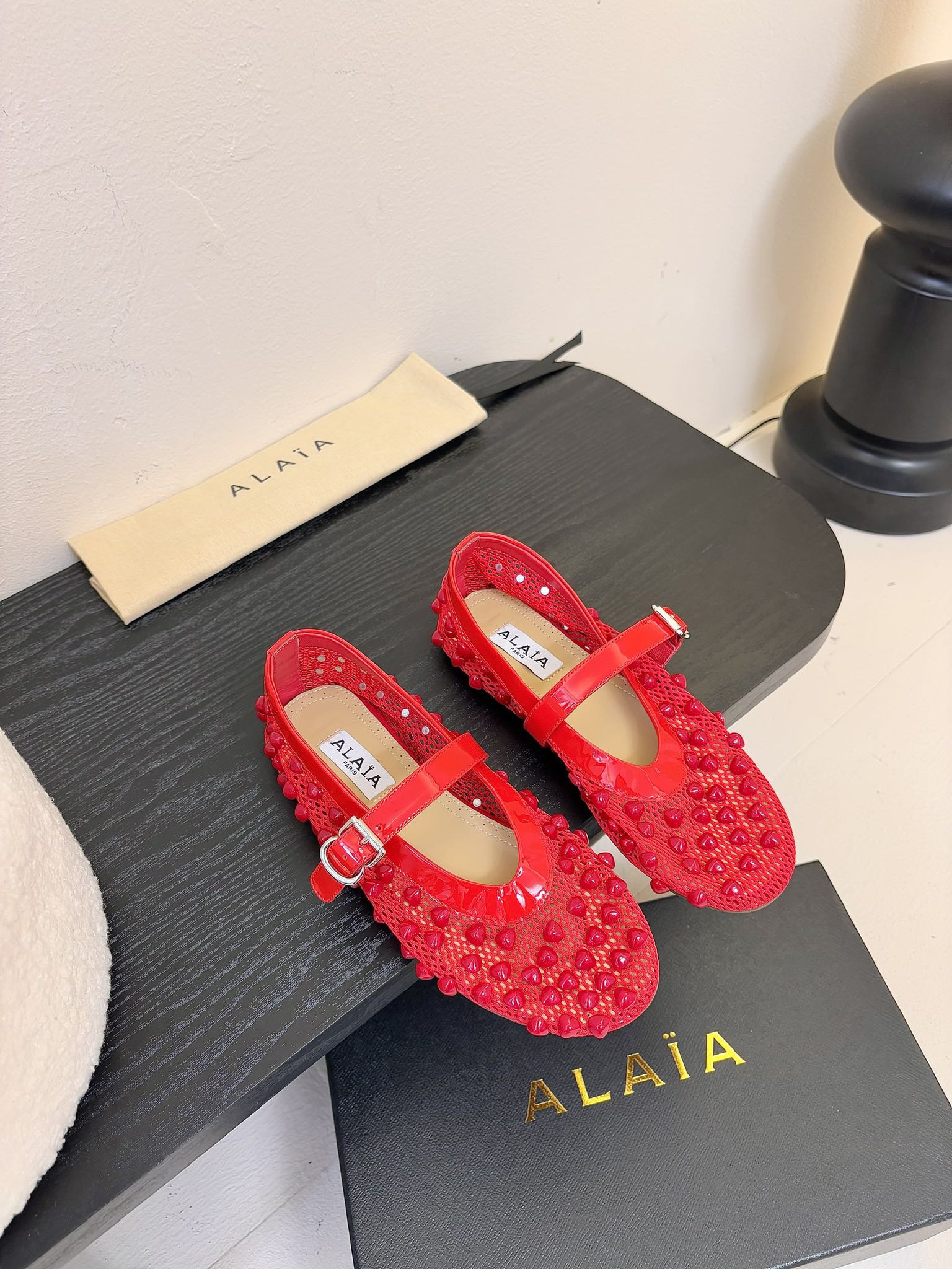 NO:234345,Alaia catwalk flat ballet shoes, same as Zhang Xiaohui, sweet and cool ballet style, a very popular ballet shoes, romantic and charming, comfortable and versatile, original customized patent leather/mesh, sheepskin inner private mold rubber non-slip sole, size 35-39 (404142 custom made without return), ballet shoes, alaia, sheepskin19860909Alaia 走秀款平底芭蕾舞鞋 章小蕙同款 甜酷芭蕾风 人气超高的一款芭蕾舞鞋,浪漫又迷人 舒适百搭 原版订制漆皮/网纱 羊皮内里 私模橡胶防滑大底 码数35-39（404142订做不退换）,芭蕾舞鞋,alaia,sheepskin,Women's Shoes