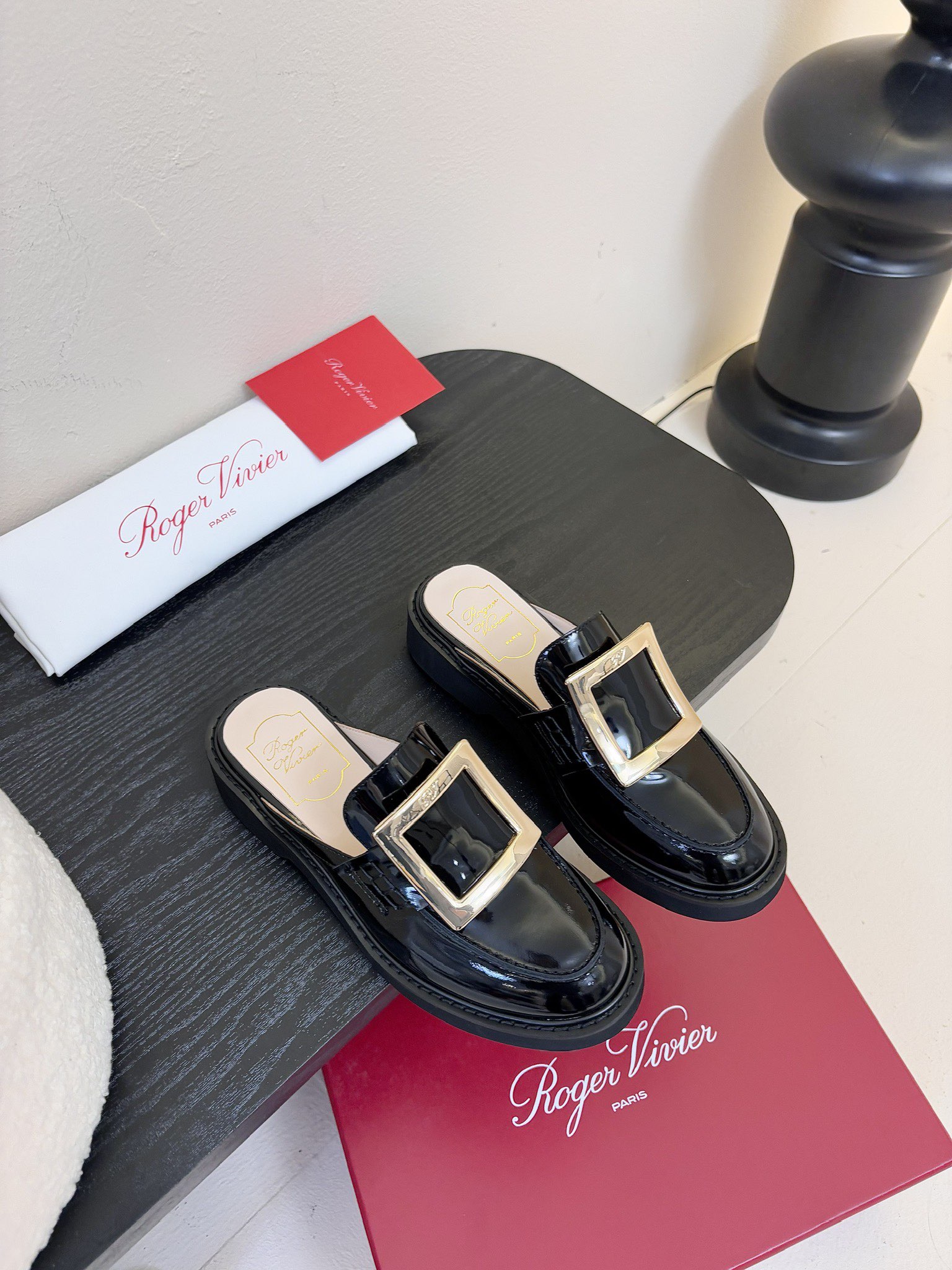 NO:234342,RV loafers half-tugs are easy to take off. The newly launched loafers are compared to the previous classic style. The square buckle is changed to the side. The shoe body is more delicate and very comfortable to wear. Cowhide is made of beads, inner lambskin size 35-39 40 customization, semi-tugs, loafers, cowhide, sheepskin19860909RV 乐福鞋半拖好看到起飞 全新上线的乐福鞋 比起之前经典款 别致的把方扣改小放到了侧面 鞋身更加秀气 穿着起来也是非常舒适 牛皮开边珠材质,内里小羊皮 size 35-39 40定制,半拖,loafers,cowhide,sheepskin,Women's Shoes