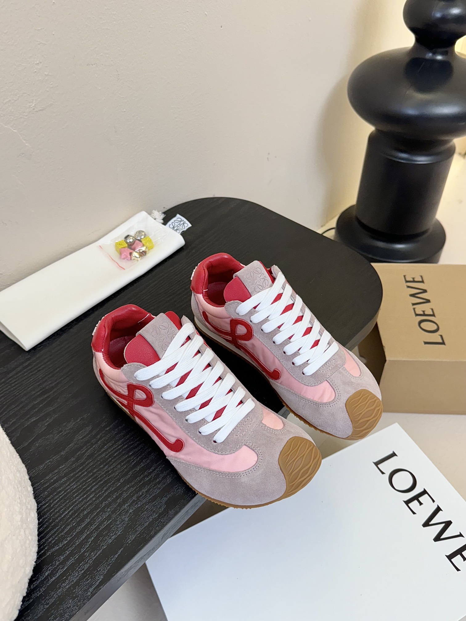 NO:234330,Top version of couple style Decoration 20 Loew* New Flow Runner 2.0 series new catwalk sneakers New color matching retro series running shoes Baby who was planted by his family before. Don’t miss this style. Lightweight and comfortable new color matching. Super suitable for spring and summer outfits. The most special thing is its outsole, the whole piece of the sole runs through the toe, sole, and tail of the shoe. The logo on the side is obvious. A super low-key sneaker. Upper spliced ​​nylon cloth/cow velvet imported soft sheepskin. Size 35-44 couple styles, casual shoes/sports shoes, loewe, loewe, sneakers, sheepskin19860909顶级版本情侣款 装饰20 罗意威 Loew* 全新Flow Runner2.0系列新款走秀运动鞋 全新配色复古系列跑鞋 之前被他家种草的宝宝.这次的款式千万不要错过.轻便舒适的全新颜色搭配.超级适合春夏穿搭 最特别的是它的大底,整片大底贯穿鞋头、鞋底、鞋尾 侧面明显的Logo 超低调的一款运动鞋 鞋面拼接尼龙布/牛绒 内里进口柔软绵羊皮 码数35-44情侣款,休闲鞋/运动鞋,loewe,loewe,sneakers,sheepskin,Women's Shoes