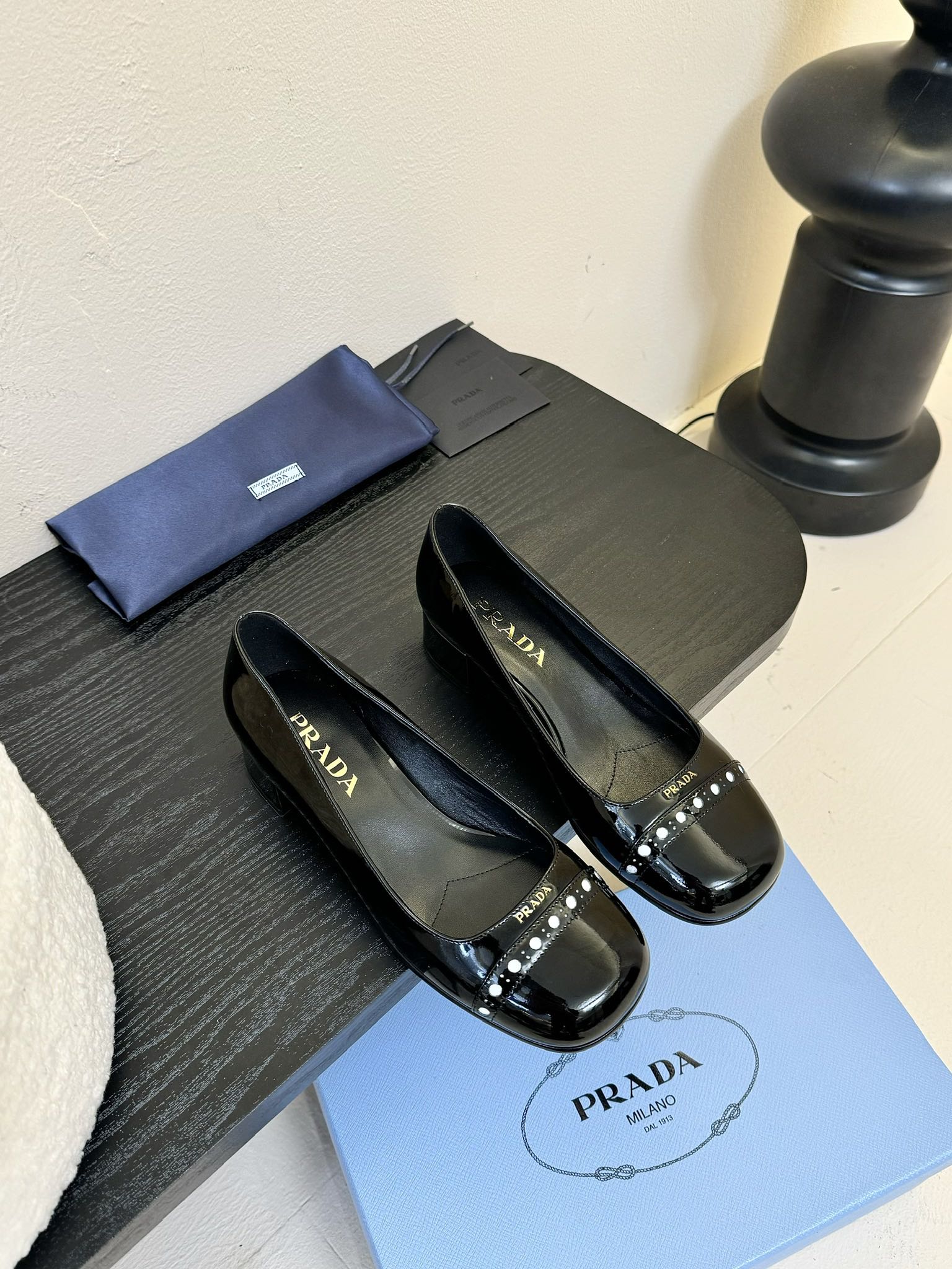 NO:234327,Dongguan purchasing grade Prad* Prada 25ss early spring new style, classic round-toe Mary Jane, loafers, single shoes, a very retro and dark style Mary Jane, looks and comfort are all eaten tightly!  The salty and sweet doll head design exudes a full girlish feeling, retro, playful and yet elegant. The key is that it is very easy to wear. The upper uses custom imported beef patent leather, inner foot pad mixed-bred sheepskin, outsole imported Italian leather outsole, size 35-40 (40 customized, non-return and exchange), single shoes, prada, prada, loafers, mary jane, sheepskin, Leather soles19860909东莞代购级 Prad* 普拉达 25ss早春新款 经典圆头玛丽珍 乐福鞋 单鞋 蛮复古暗黑系的一款玛丽珍 颜值和舒适度这块都把我吃的死死的！ 可盐可甜的娃娃头设计 透着满满的少女感 复古俏皮又不失大气得体 关键它巨好穿哦 鞋面采用定制进口牛漆皮 内里垫脚混种羊皮 大底意大利进口真皮大底 码数35-40（40定制不退换）,单鞋,prada,prada,loafers,mary jane,sheepskin,Leather soles,Women's Shoes