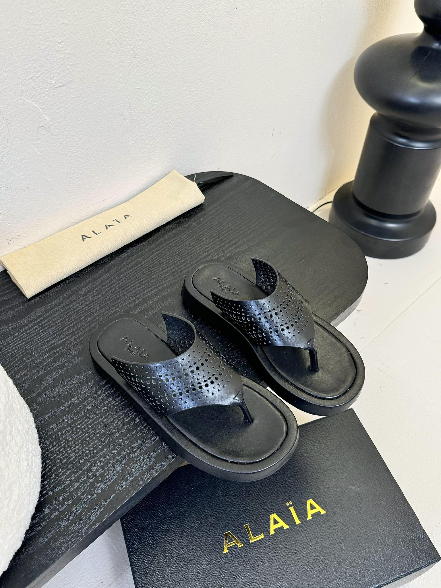 NO:234324,ALAIA 25 spring and summer new air-carved thick-soled flip-flops!  Needless to say, this brand is one of the most popular brands in the past two years, and almost everyone in the bloggers have a pair of them!  The spring season is coming, so I recommend this casual and design-oriented slipper. I feel like this flip flop is about to be popular!  Whether it is paired with jeans, linen leg pants or skirts, it can be very eye-catching!  A pair must be purchased!  The upper is made of imported calfskin, inner foot pad sheepskin, original mold opening water table combination rubber sole, height of about 3cm, size: 35-40 (40 custom made, no return or replacement), slippers, alaia, slippers, skirts, jeans, cowhide, sheepskin19860909ALAIA阿莱雅25春夏新款冲空雕花厚底人字拖！这品牌这不用多说,是近两年最火之一的品牌,几乎博主人手一双！春天的季节就要到了,推荐这款随性又不乏设计感的拖鞋,这款人字拖鞋我感觉即将要爆火！无论是配牛仔裤,亚麻腿裤还是裙子都可以很亮眼！必须入手一双！ 鞋面采用进口小牛皮 内里垫脚羊皮 原版开模水台组合橡胶大底 高度3cm左右 码数:35-40（40订做不退不换）,拖鞋,alaia,slippers,skirts,jeans,cowhide,sheepskin,Women's Shoes