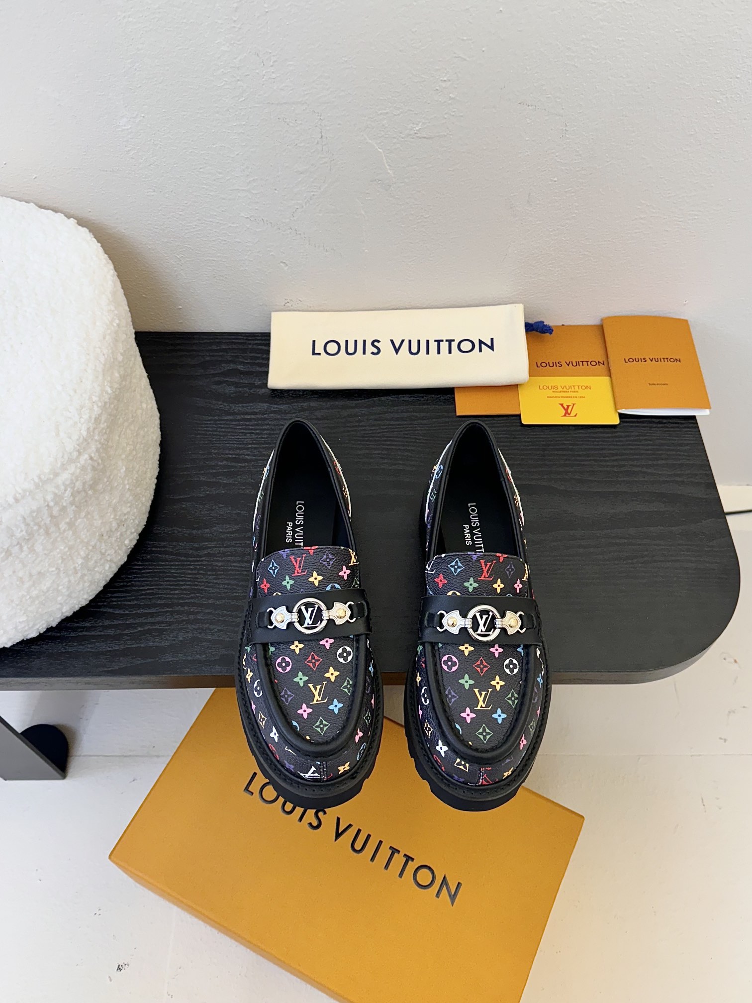 NO:234321,L.V Donkey 24SS Wang Hedi's same couple model. Derby Mary Zhen loafers thick-soled leather shoes. The design of the Fidong is really wonderful. Checker Derby toe is rounder. The shoe body is shorter and looks more refined. Whether it is cleanfit, vibe or old Qian style, it can be adapted. The upper is imported customized cowhide. The inside is tiptoed and full cowhide. The original molded TPU outsole. Zesi women's 35-40, loafers, christian louboutin, louis vuitton, louis vuitton, loafers, mary jane, cowhide19860909L.V驴家24SS王鹤棣同款情侣款 德比玛丽珍乐福鞋厚底小皮鞋 近看菲董设计真的很精彩 checker德比鞋头更圆润 鞋身短一些 显得更精致一点 不管是cleanfit、vibe 还是老钱风都能适配 鞋面采用进口定制牛皮 内里踮脚全牛皮 原版开模TPU大底 zesi女35-40,乐福鞋,christian louboutin,louis vuitton,louis vuitton,loafers,mary jane,cowhide,Women's Shoes