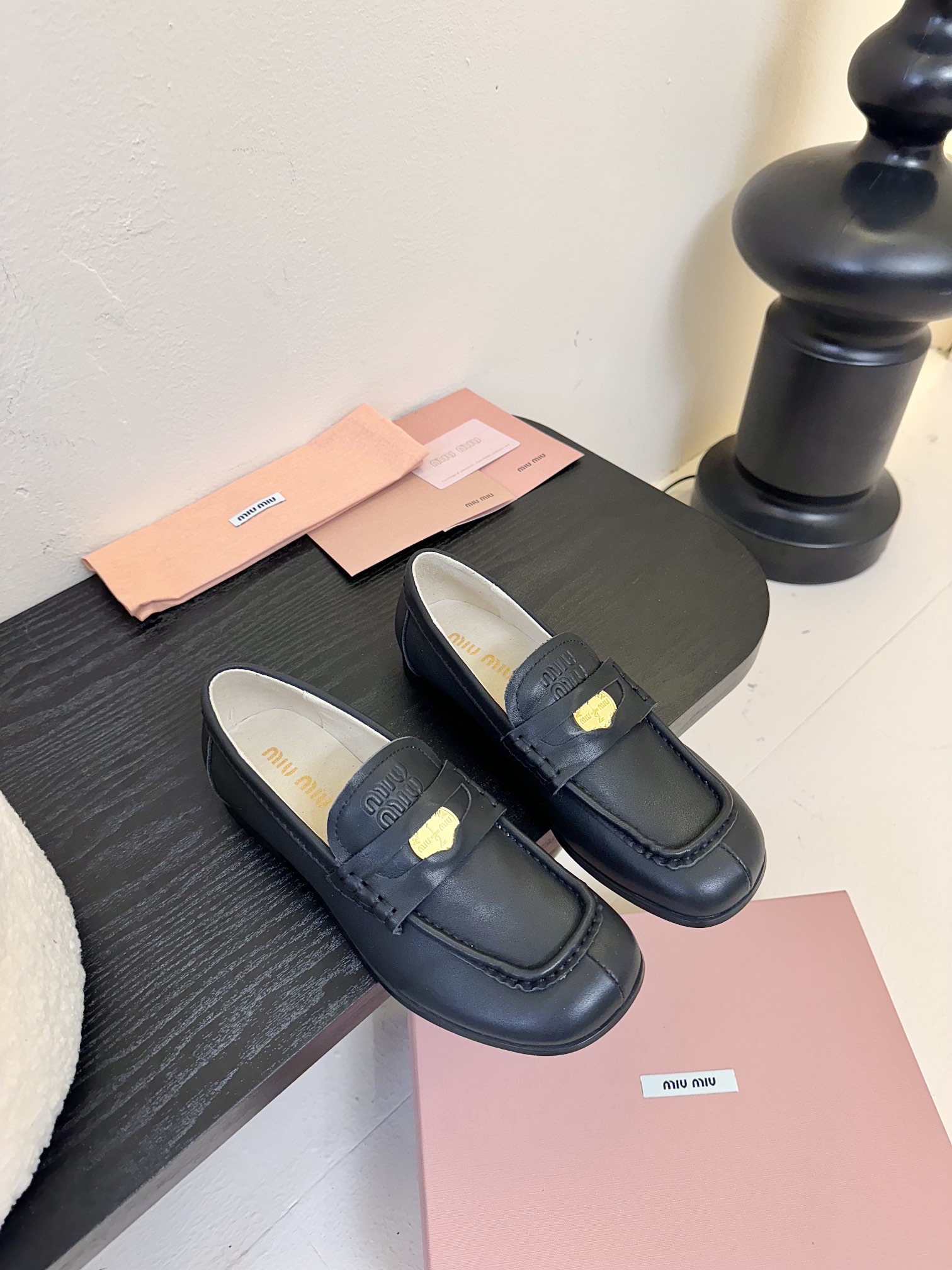 NO:234318,Purchase grade Miu Miu 25ss New spring and summer style square toe loafers In the 1950s, loafers were paired with uniforms and became popular on American campuses. In order to protest the regulations on uniforms in the school, students embedded a coin into the groove of the leather strap on the shoe body, and then gradually evolved into 