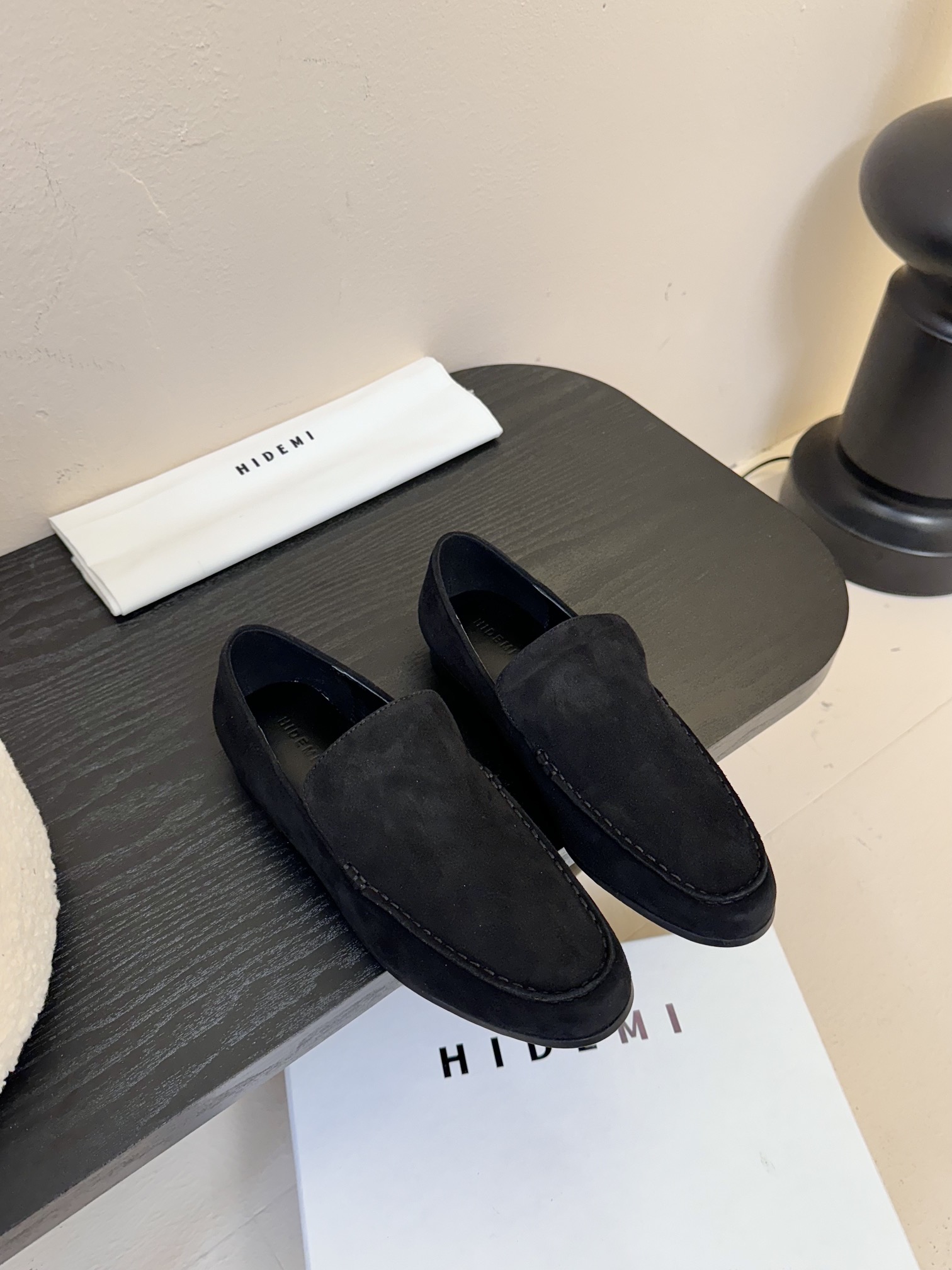 NO:235231,HIDEMI 2025 early spring new Mary Jane suede leather shoes flat single shoes loafers fashionable color matching is good and looks good and wear fashionable essence get five-star recommendation Original 1:1 customized Gao Mercury Yangjing fabric inner foot pad sheepskin Original open mold rubber outsole Size: 35-40 (40 custom made without return or exchange), Mary Jane, loafers, mary jane, sheepskin, sheep, chamois leather19860909HIDEMI 2025早春新款玛丽珍麂皮小皮鞋平底单鞋乐福鞋时髦配色好看好穿时髦精纷纷get五星推荐 原版1:1订制高丝光羊京面料 内里垫脚羊皮 原版开模橡胶大底 码数:35-40（40订做不退换）,玛丽珍,loafers,mary jane,sheepskin,sheep,chamois leather,Women's Shoes