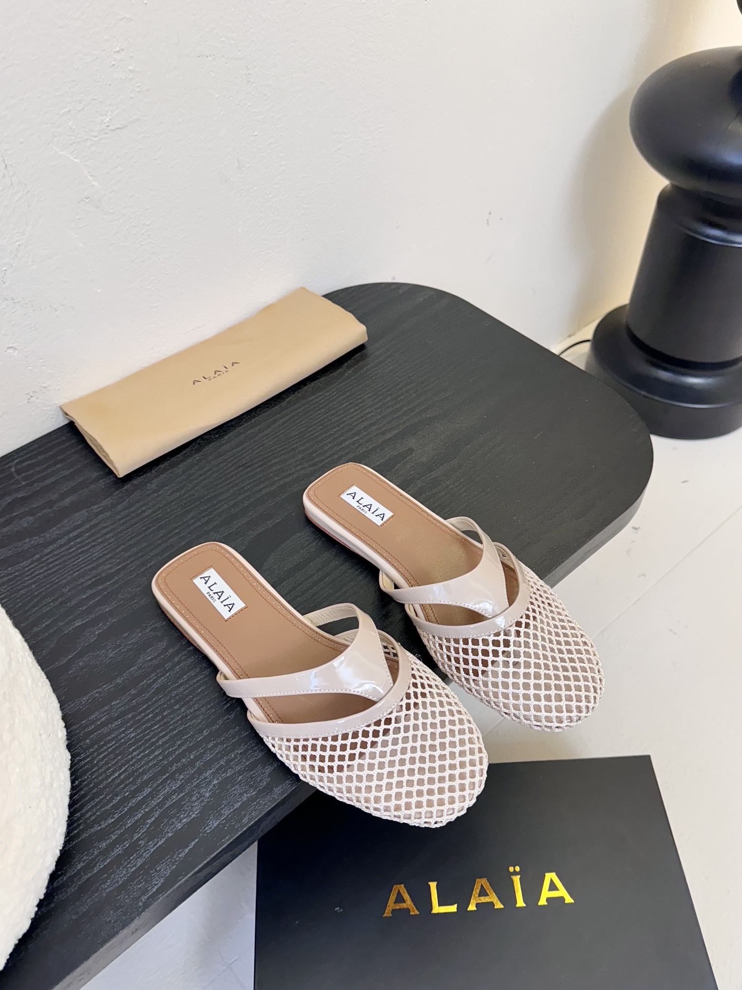 NO:235228,Alaia catwalk flat-sole bag drag, same as Zhang Xiaohui, sweet and cool ballet style, a popular ballet shoes, romantic and charming, comfortable and versatile, original customized cowhide/mesh/yangjing fabric, sheepskin inner private mold rubber non-slip sole, size 35-39 (4041 custom made without return), semi-drag, alaia, cowhide, sheepskin, sheep19860909Alaia 走秀款平底包拖 章小蕙同款 甜酷芭蕾风 人气超高的一款芭蕾舞鞋,浪漫又迷人 舒适百搭 原版订制牛皮/网纱/羊京面料 羊皮内里 私模橡胶防滑大底 码数35-39（4041订做不退换）,半拖,alaia,cowhide,sheepskin,sheep,Women's Shoes