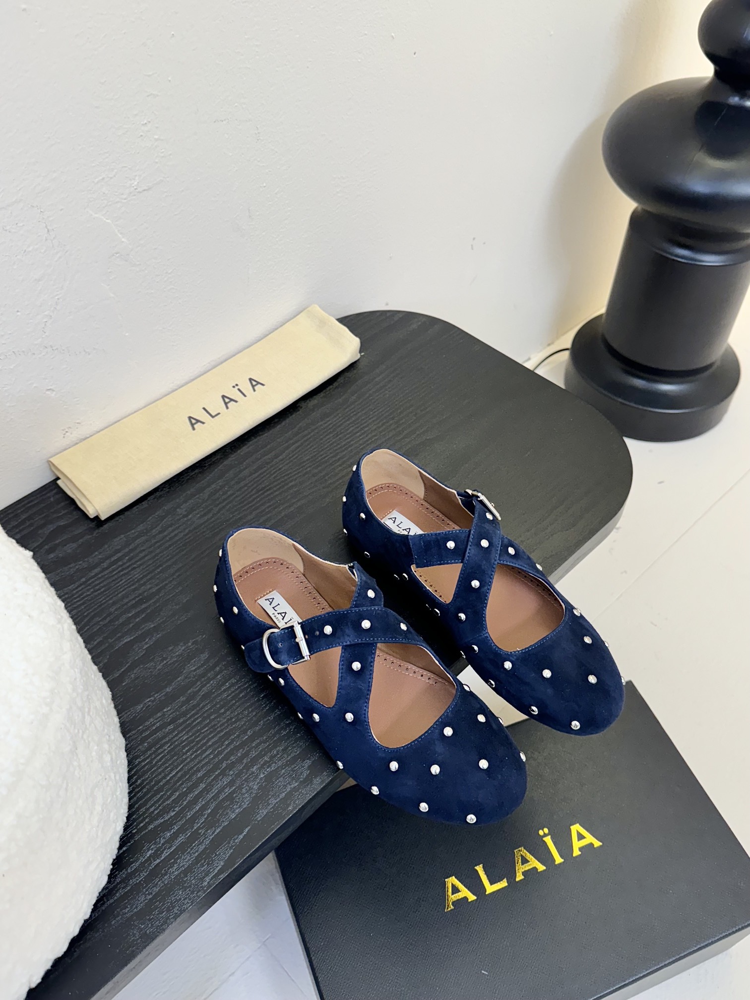 NO:235218,ALAIA25 spring and summer suede rivet round toe flat grandma shoes Mary Jane loafer shoes single shoes!  The latest spring and summer fashion show new series of flat ballet shoes!  French high-end first-tier high-end high-end brand!  The last craftsman in the fashion industry is only loyal to the creation of cutting that shows the curves of women's bodies!  King's brand Alai* in 1979 has always been selling fashionable women's shoes, lazy and casual style. The Paris fashion industry and the whole world are well-known Ladygaga, Madonna, are both admirers and number one fan of ALA*!  It's really amazing to wear, and it can be matched all seasons!  True love, Wang Bang Kai Cheat Series The upper is imported mixed-bred sheepskin/fine suede, the inner foot pad is water-dyed sheepskin Original mold-soled rubber sole Size: 35-42 (40 41 42 Custom made without return), ballet shoes, alaia, loafers, mary jane, sheepskin, chamois leather19860909ALAIA25春夏麂皮铆钉圆头平底奶奶鞋玛丽珍乐福鞋单鞋！最新春夏时装秀新款系列平底芭蕾舞鞋！法国高端一线高定品牌！时尚界最后的手艺人 只忠于展现女性身体曲线的裁剪之创于始！王1979年的品牌Alai* 一直主售时装感十足的型格女鞋 慵懒随性风 巴黎时装界以及全世界都享有盛誉Ladygaga ,麦当娜, 都是ALA*的崇拜者和头号丝粉！上脚真的绝绝的,四季都可搭配！真心大爱,王炸开挂系列 鞋面采用进口混种羊皮/细腻麂皮 内里垫脚水染羊皮 原版开模底花橡胶大底 码数:35-42（40 41 42定做不退换）,芭蕾舞鞋,alaia,loafers,mary jane,sheepskin,chamois leather,Women's Shoes