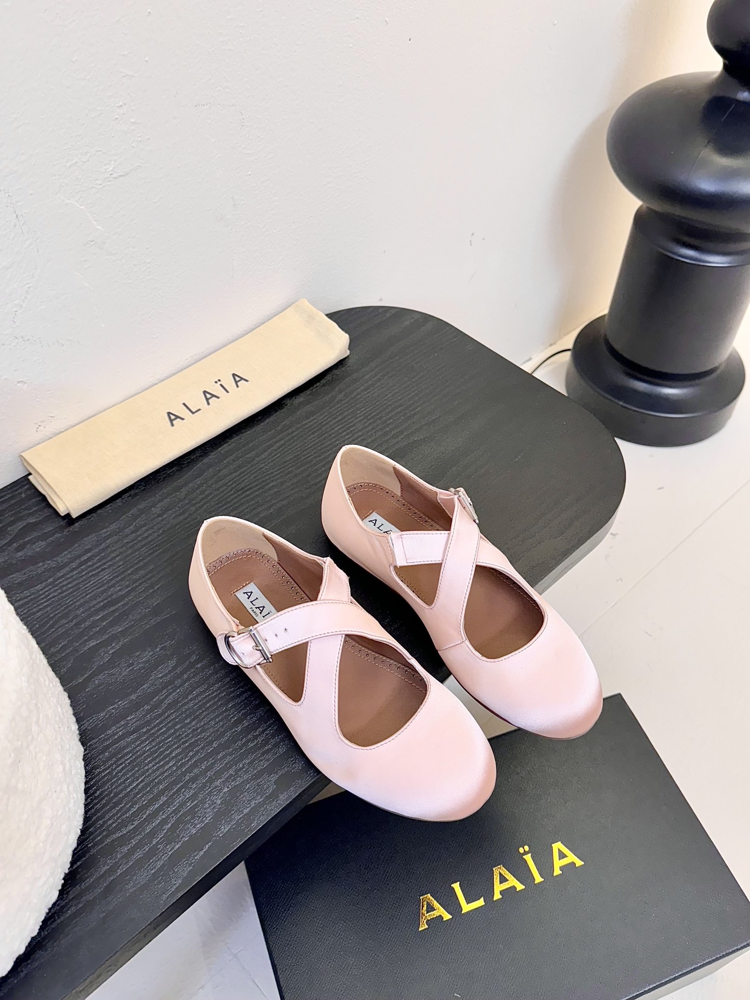 NO:235221,ALAIA 25 spring and summer silk round toe flat grandma shoes Marie Jane loafer shoes single shoes!  The latest spring and summer fashion show new series of flat ballet shoes!  French high-end first-tier high-end high-end brand!  The last craftsman in the fashion industry is only loyal to the creation of cutting that shows the curves of women's bodies!  King's brand Alaia in 1979 has always been selling fashionable women's shoes, lazy and casual style. The Paris fashion industry and the whole world are well-known Ladygaga, Madonna, are both admirers and number one fan of ALAA!  It's really amazing to wear, and it can be matched all seasons!  True love, Wang Bang Kaikai series, the upper is imported silk satin, the inner foot pad is water-dyed sheepskin, the original mold-soled rubber outsole, size: 35-42 (40 41 42 custom made without return), ballet shoes, alaia, loafers, mary jane, sheepskin, real silk, silk fabric19860909ALAIA阿莱雅25春夏真丝圆头平底奶奶鞋玛丽珍乐福鞋单鞋！最新春夏时装秀新款系列平底芭蕾舞鞋！法国高端一线高定品牌！时尚界最后的手艺人 只忠于展现女性身体曲线的裁剪之创于始！王1979年的品牌Alaia 一直主售时装感十足的型格女鞋 慵懒随性风 巴黎时装界以及全世界都享有盛誉Ladygaga ,麦当娜, 都是ALAA的崇拜者和头号丝粉！上脚真的绝绝的,四季都可搭配！真心大爱,王炸开挂系列 鞋面采用进口真丝绸缎 内里垫脚水染羊皮 原版开模底花橡胶大底 码数:35-42（40 41 42定做不退换）,芭蕾舞鞋,alaia,loafers,mary jane,sheepskin,real silk,silk fabric,Women's Shoes