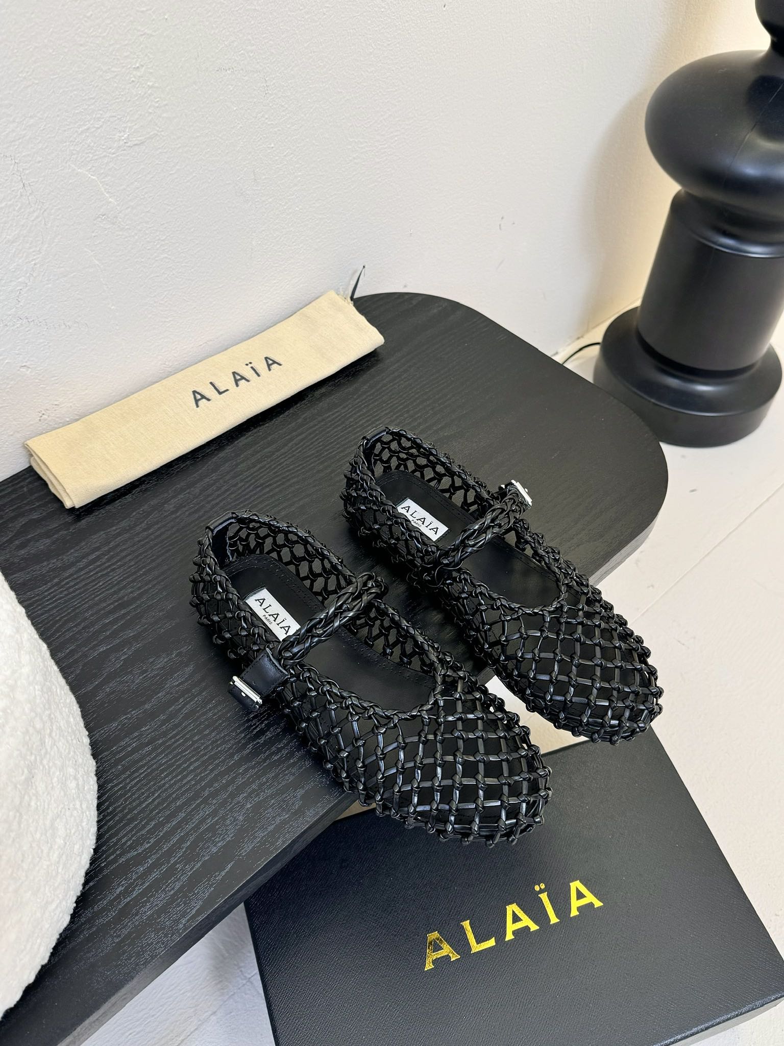 NO:235225,Alaia catwalk flat ballet shoes, same as Zhang Xiaohui, sweet and cool ballet style, a very popular ballet shoes, romantic and charming, comfortable and versatile, original customized patent leather/mesh, sheepskin inner private mold rubber non-slip sole, size 35-39 (404142 custom made without return), ballet shoes, alaia, sheepskin19860909Alaia 走秀款平底芭蕾舞鞋 章小蕙同款 甜酷芭蕾风 人气超高的一款芭蕾舞鞋,浪漫又迷人 舒适百搭 原版订制漆皮/网纱 羊皮内里 私模橡胶防滑大底 码数35-39（404142订做不退换）,芭蕾舞鞋,alaia,sheepskin,Women's Shoes