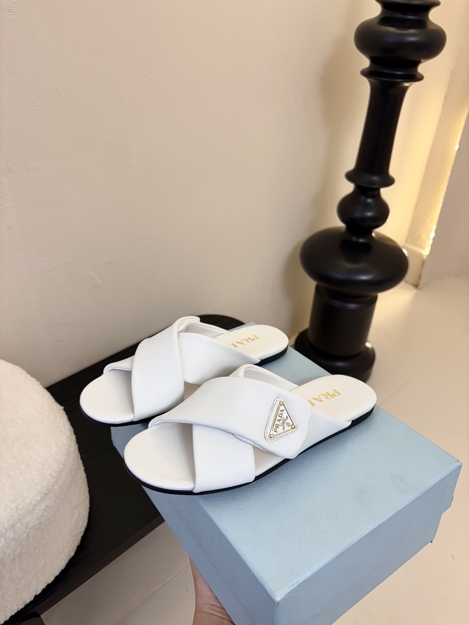 
Prad* 25ss 普拉达走秀款交叉拖

爆款！走秀款 复古感时髦满满  随意百搭 时尚休闲 独到味