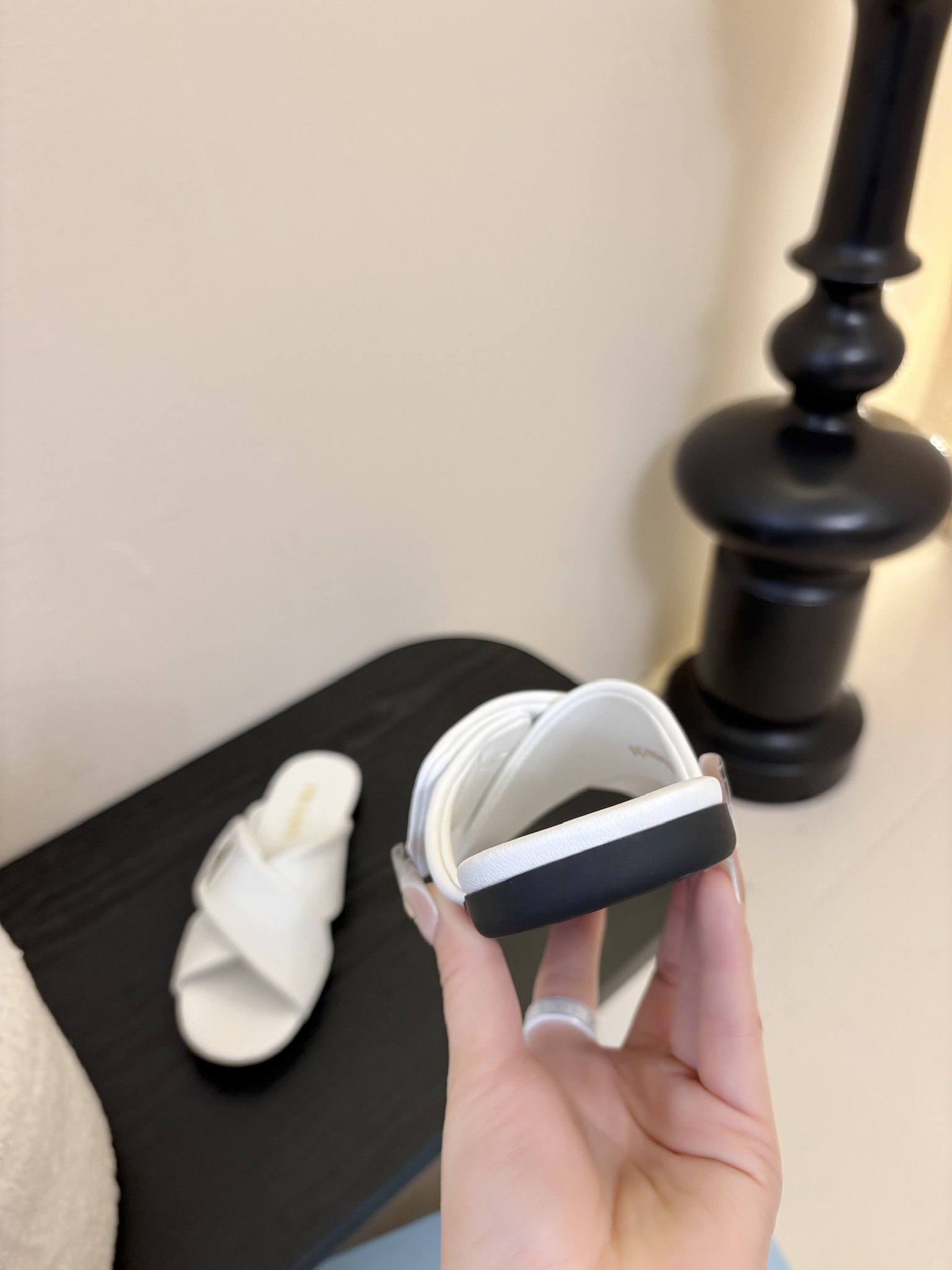 
Prad* 25ss 普拉达走秀款交叉拖

爆款！走秀款 复古感时髦满满  随意百搭 时尚休闲 独到味