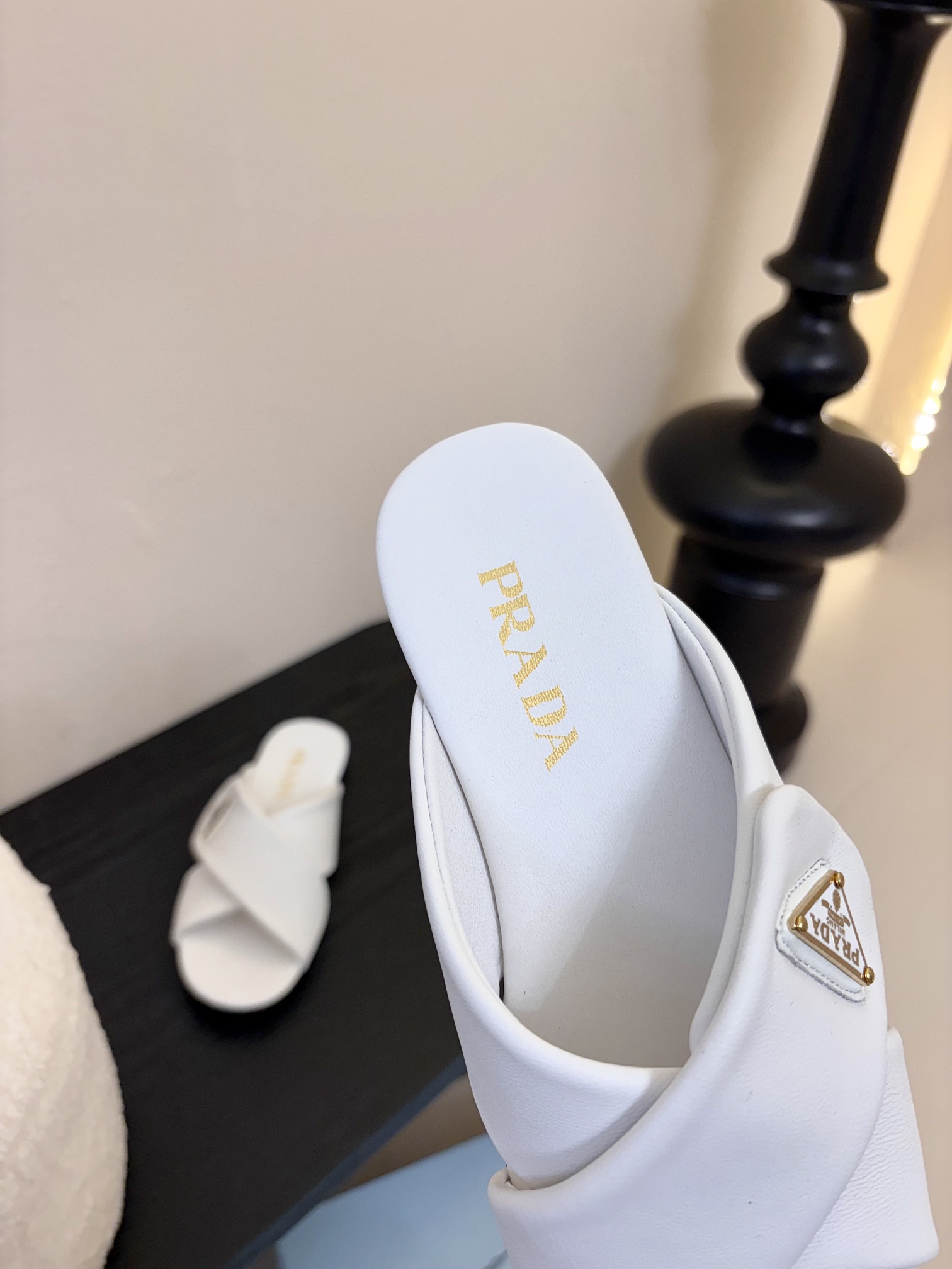 
Prad* 25ss 普拉达走秀款交叉拖

爆款！走秀款 复古感时髦满满  随意百搭 时尚休闲 独到味