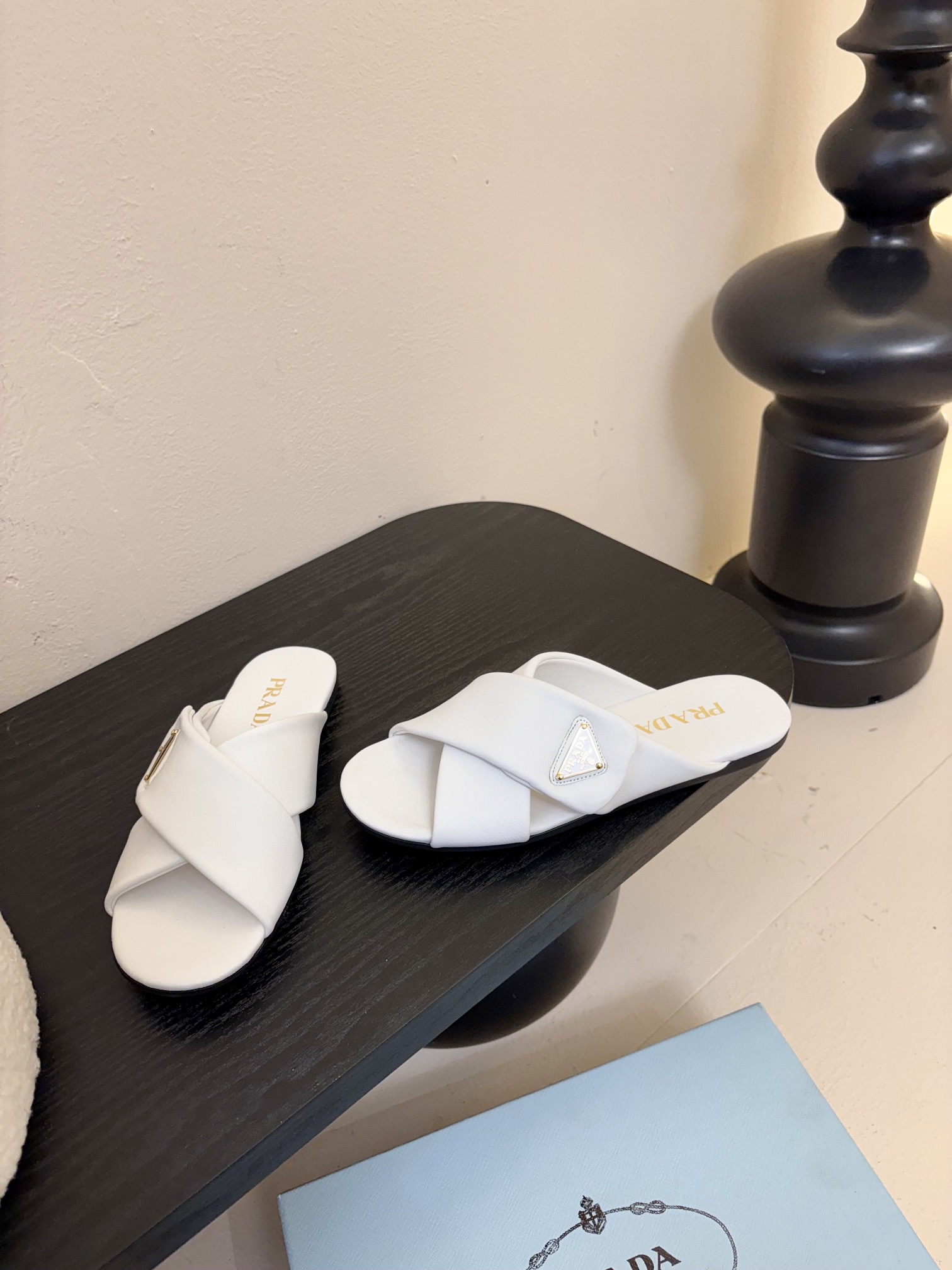 
Prad* 25ss 普拉达走秀款交叉拖

爆款！走秀款 复古感时髦满满  随意百搭 时尚休闲 独到味