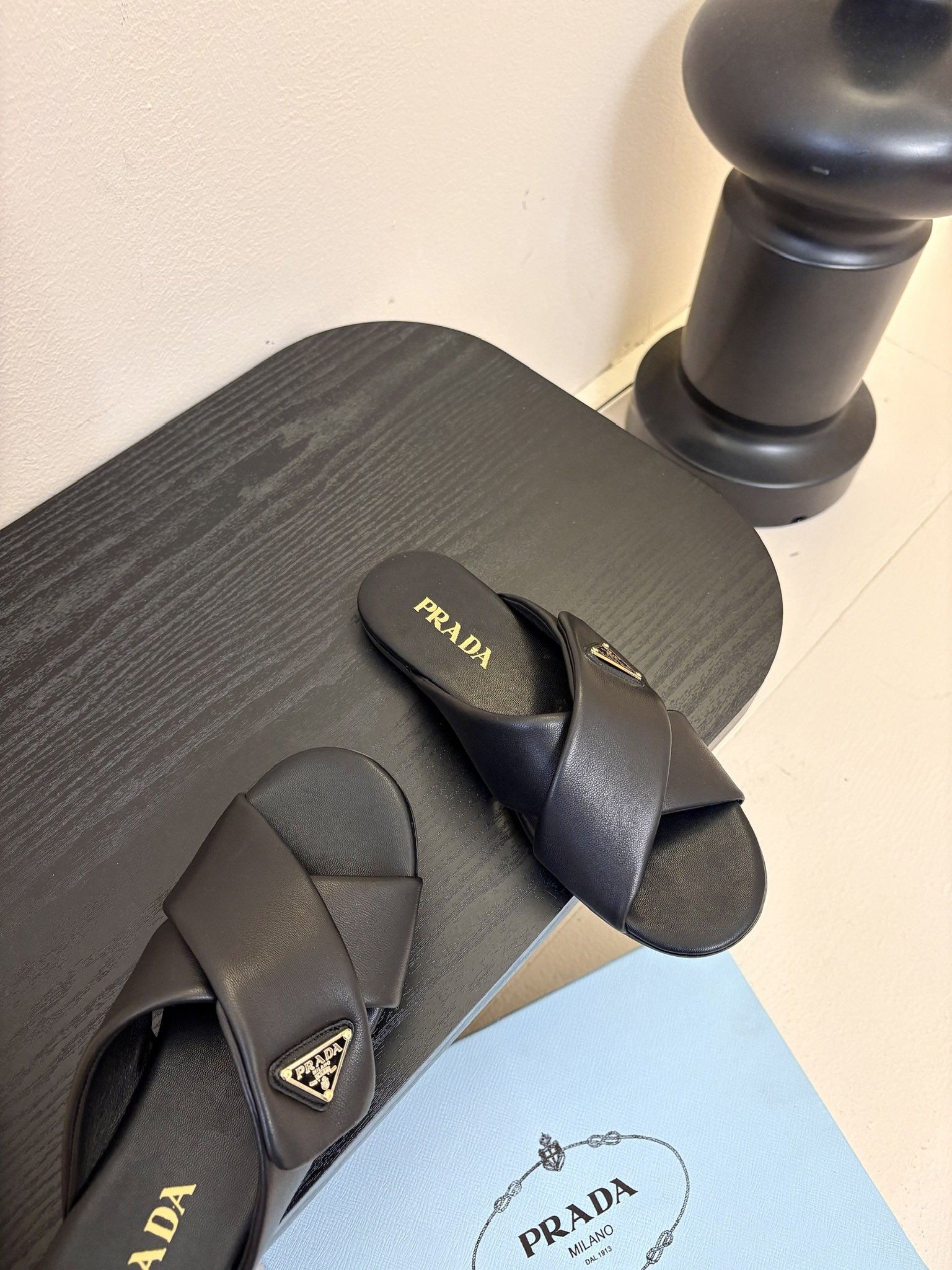 
Prad* 25ss 普拉达走秀款交叉拖

爆款！走秀款 复古感时髦满满  随意百搭 时尚休闲 独到味