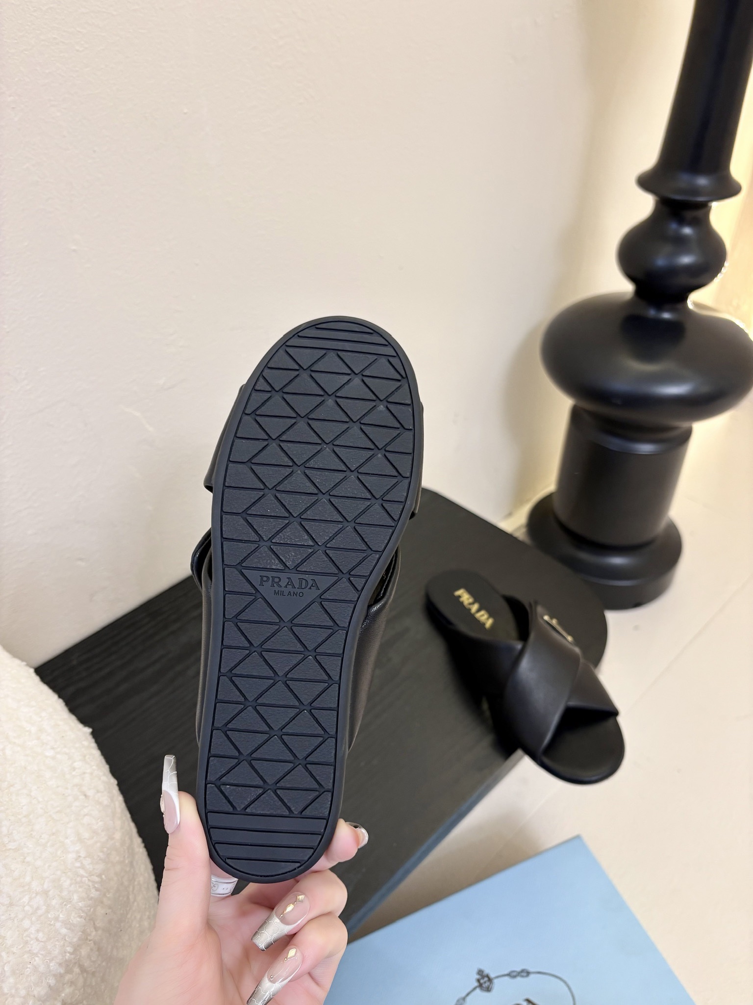 
Prad* 25ss 普拉达走秀款交叉拖

爆款！走秀款 复古感时髦满满  随意百搭 时尚休闲 独到味