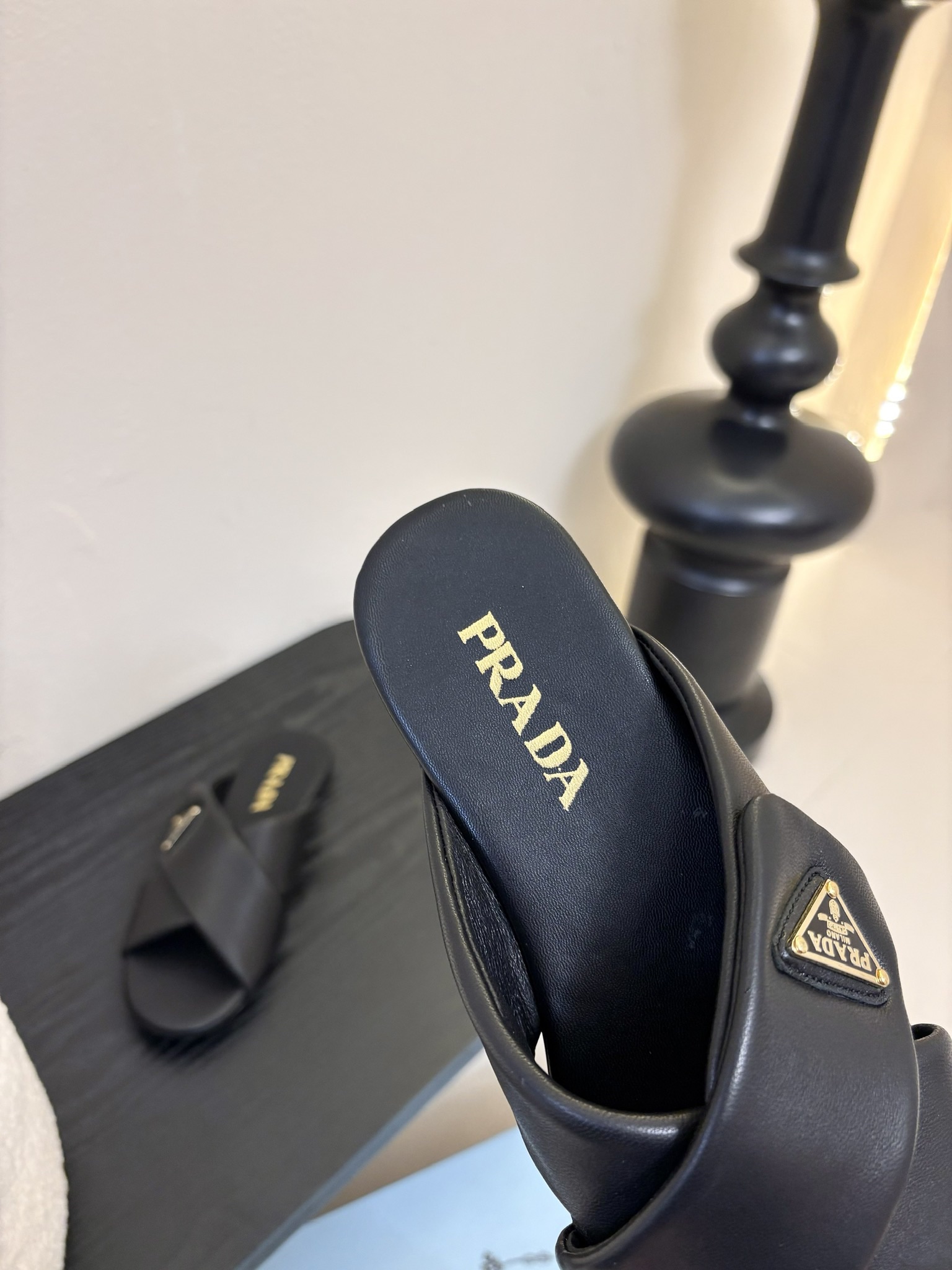 
Prad* 25ss 普拉达走秀款交叉拖

爆款！走秀款 复古感时髦满满  随意百搭 时尚休闲 独到味