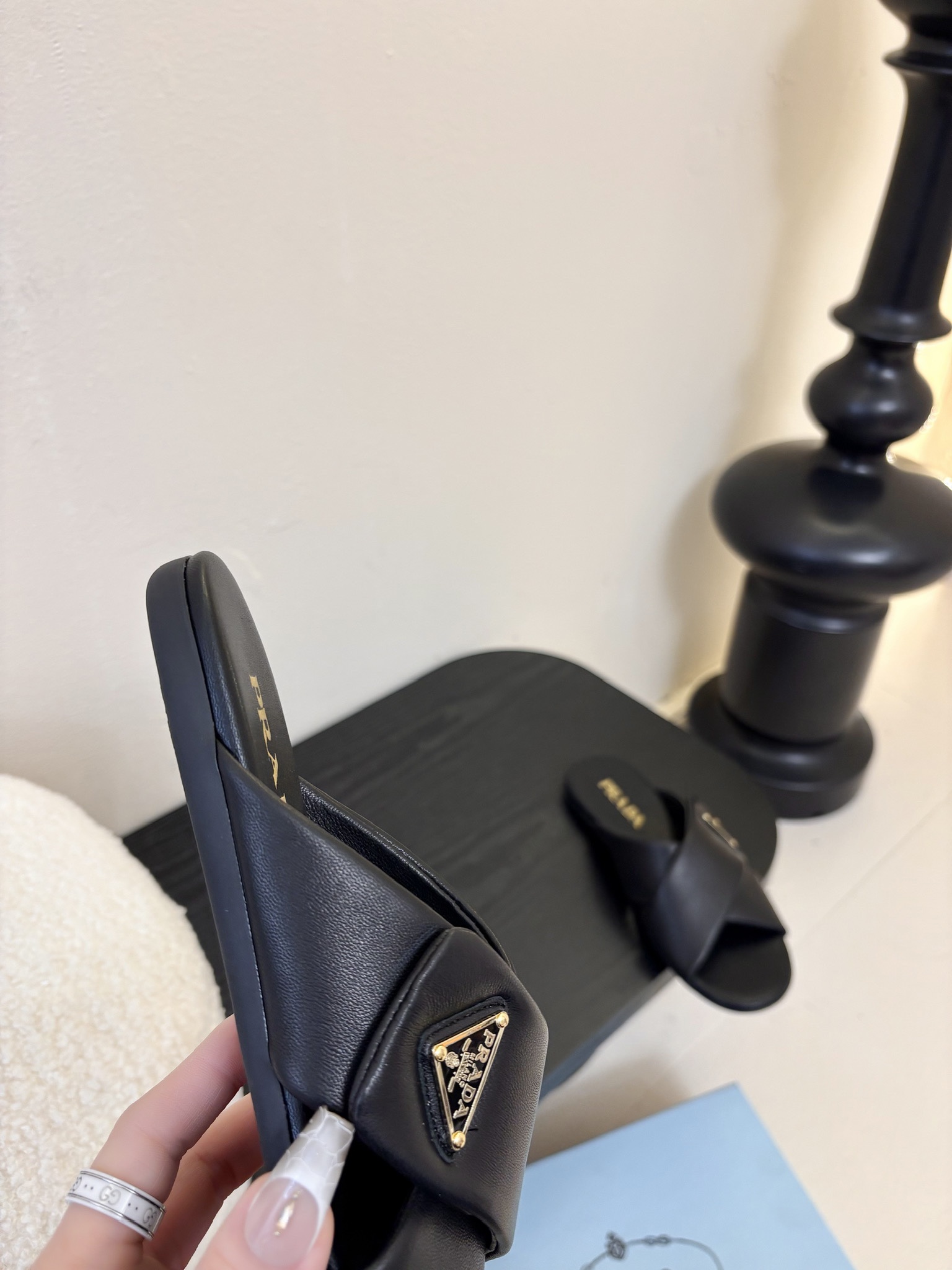 
Prad* 25ss 普拉达走秀款交叉拖

爆款！走秀款 复古感时髦满满  随意百搭 时尚休闲 独到味