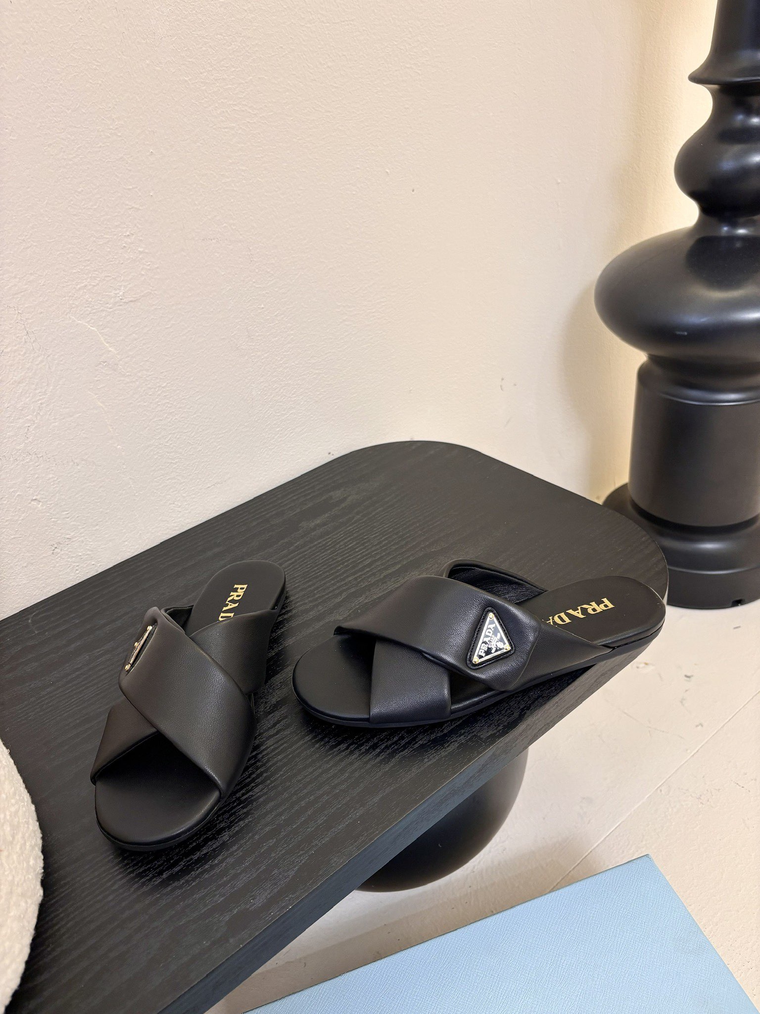 
Prad* 25ss 普拉达走秀款交叉拖

爆款！走秀款 复古感时髦满满  随意百搭 时尚休闲 独到味