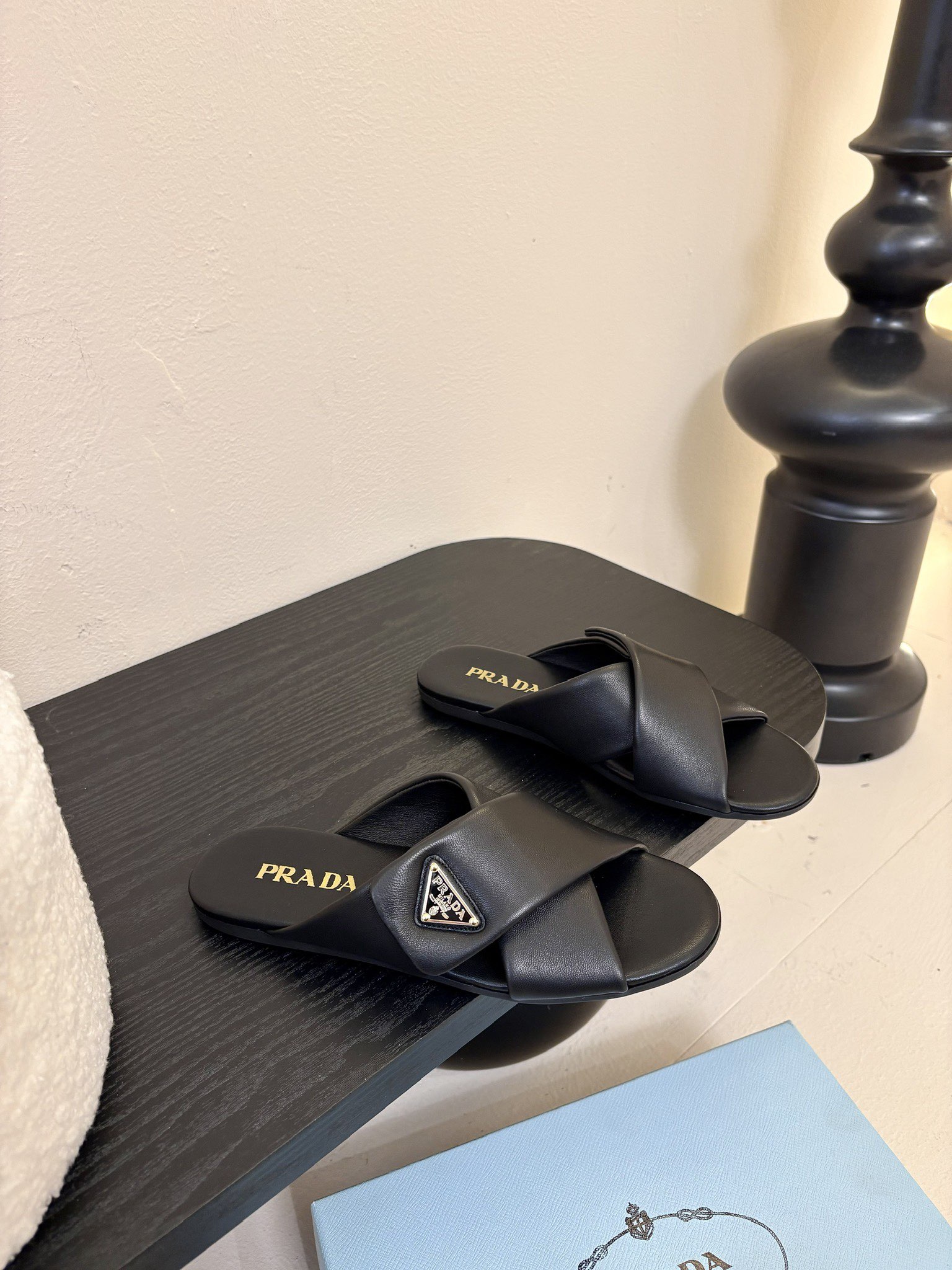 
Prad* 25ss 普拉达走秀款交叉拖

爆款！走秀款 复古感时髦满满  随意百搭 时尚休闲 独到味