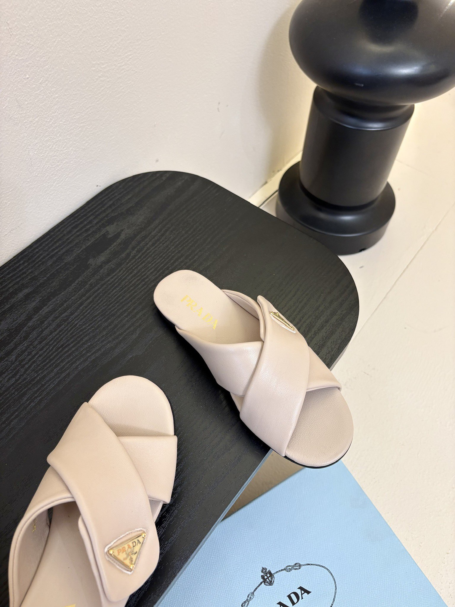 
Prad* 25ss 普拉达走秀款交叉拖

爆款！走秀款 复古感时髦满满  随意百搭 时尚休闲 独到味