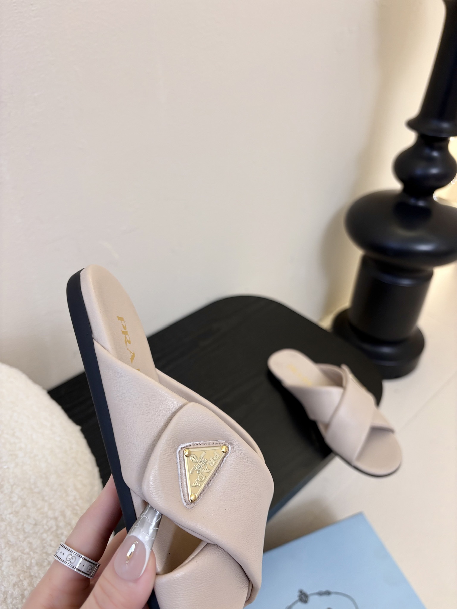 
Prad* 25ss 普拉达走秀款交叉拖

爆款！走秀款 复古感时髦满满  随意百搭 时尚休闲 独到味