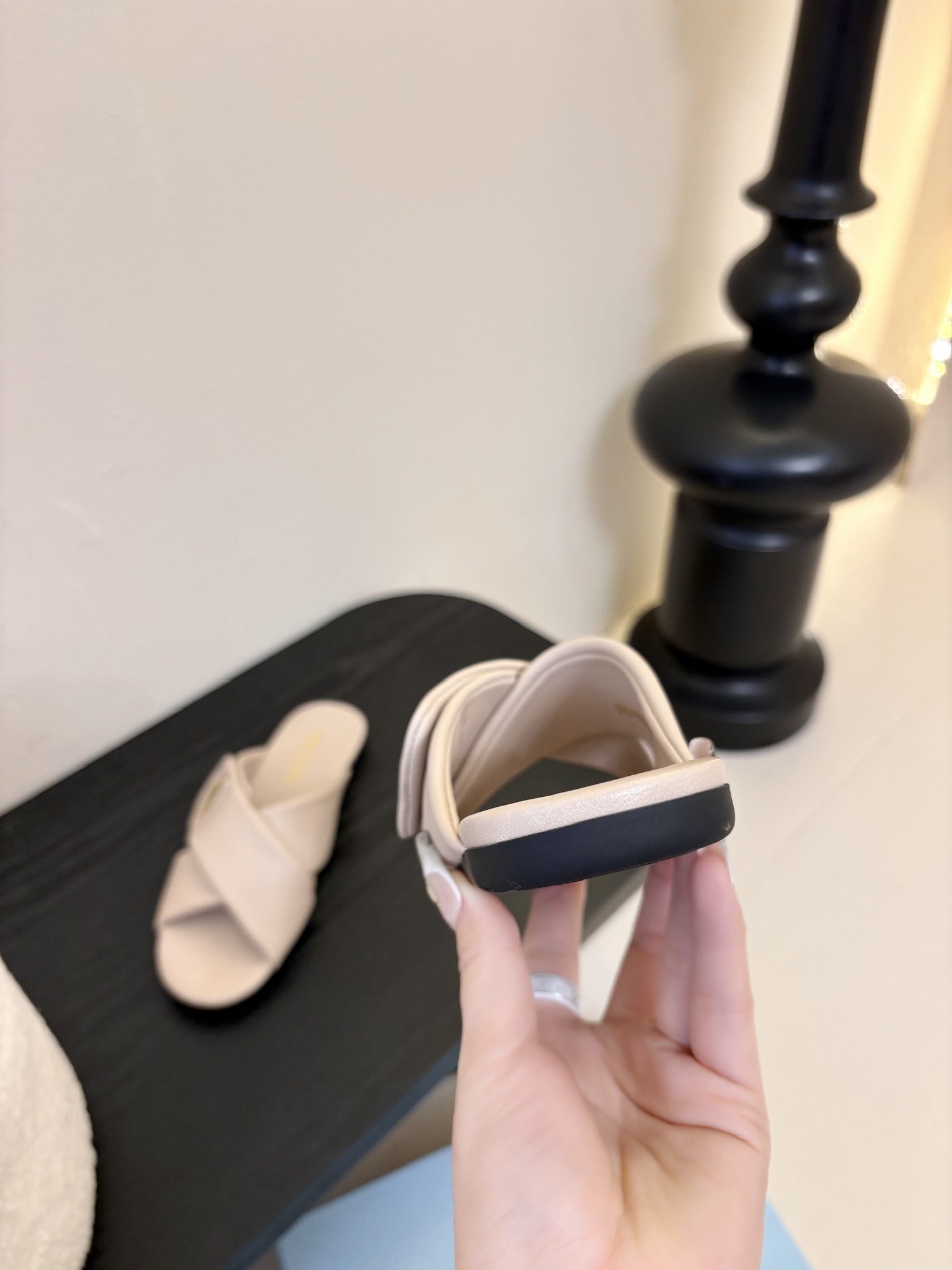 
Prad* 25ss 普拉达走秀款交叉拖

爆款！走秀款 复古感时髦满满  随意百搭 时尚休闲 独到味