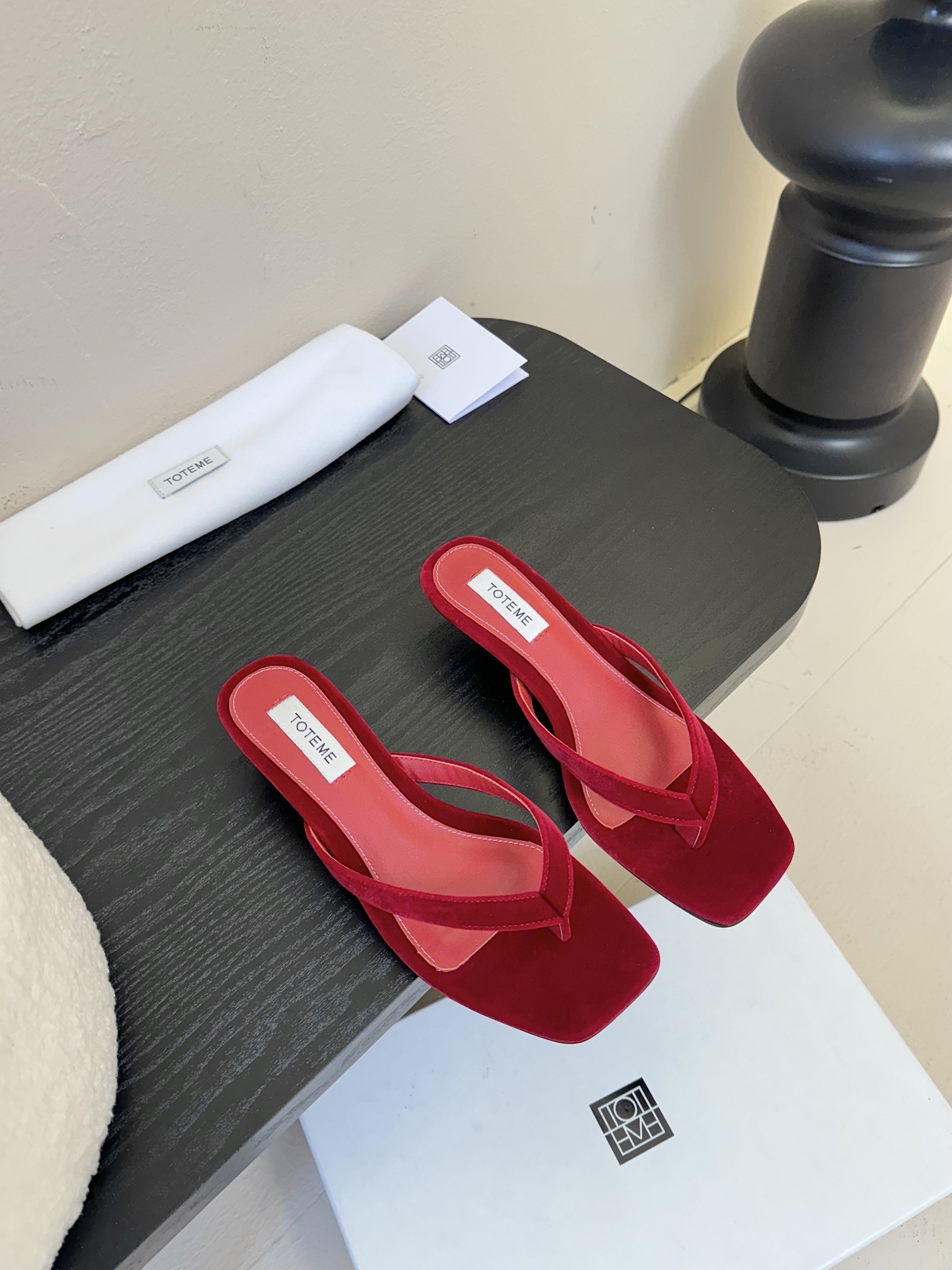 NO:237053,Exclusive niche toteme 25ss French kitten and foot-clip strokes to carry out French elegance to the end. This year, another pair of foot-clips will be together this summer!  Toteme This pair of cat heels is the most elegant design. The inside of the shoe is very soft and a very Korean pair of small shoes. Cowhide upper, genuine leather, heel height 3cm, size 35-40 (40 custom made without return, split toe shoes, cowhide, Leather soles19860909独家小众 toteme 25ss法式小猫跟夹脚拖 将法式优雅进行到底 今年再来一双夹脚这个夏天就齐活了！toteme这双猫跟是设计最优雅的了,鞋内很软,很韩的一对小鞋子 鞋面牛皮 大底真皮大底 跟高3cm 码数35-40（40定制不退换,分趾鞋,cowhide,Leather soles,Women's Shoes