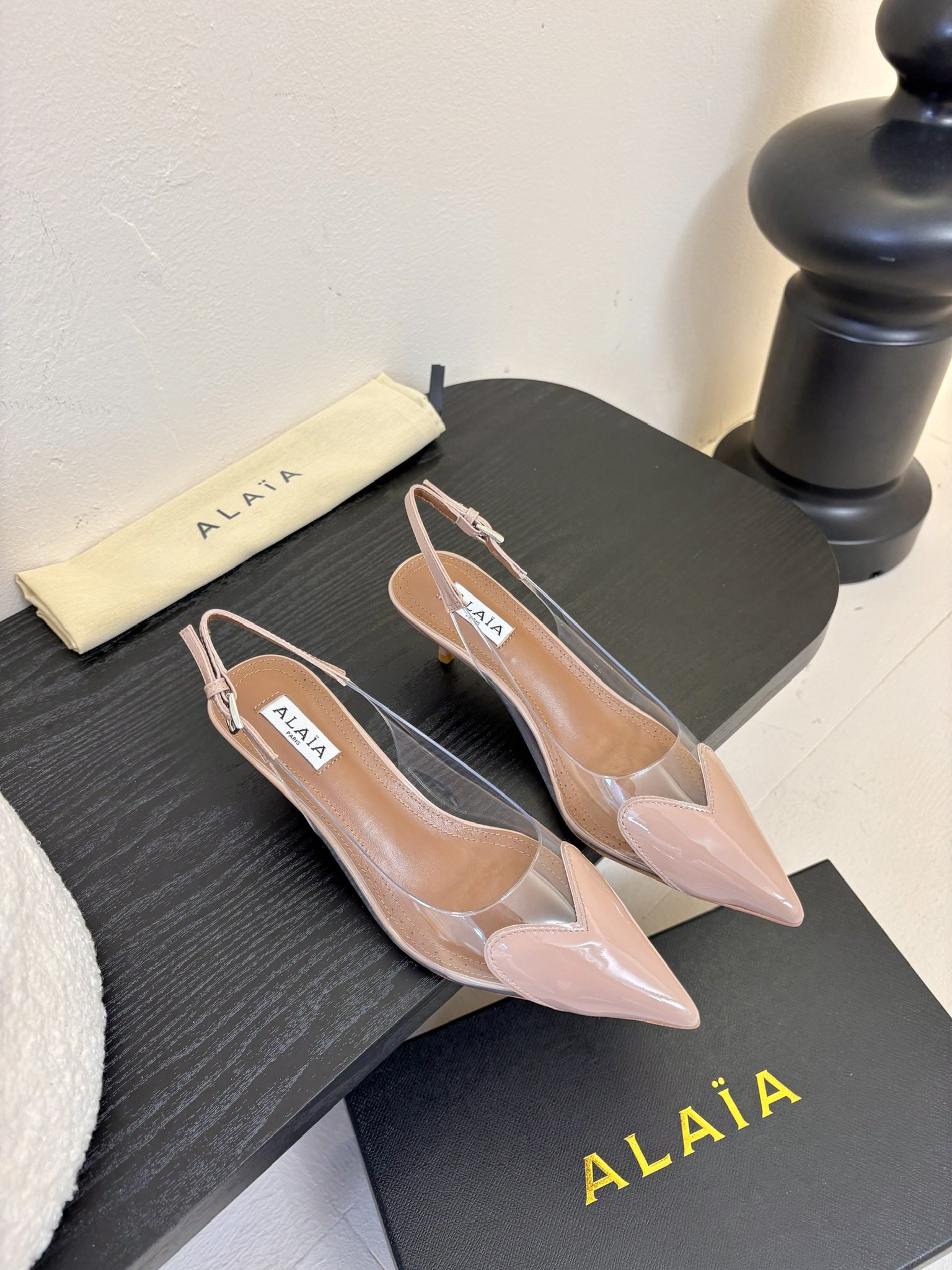 NO:237040,ALAA | HIGH LOVE new spring and summer slippers The outer network Dabo has a pair of high love high heels. This PVC high heels are made of exquisite heart-shaped decoration. The brand's new kitten heels, elegant shoe style. Casual and comfortable and fashionable. Various colors and different occasions. The overseas blogger has a pair of hands. The upper is original customized PVC/imported patent leather. Inner sheepskin Italian leather outsole. Size#35-41 (40 41 custom made without return or exchange), high heels, sandals, high heels, slippers, sheepskin, Leather soles19860909ALAA | HIGH LOVE春夏新款 拖鞋 外网大博人手一双的high love高跟鞋来啦~ 这款PVC高跟鞋采用精美心形装饰搭配 品牌全新的小猫跟,优雅鞋型 休闲舒适兼备具时髦利落 多种颜色搭配不同场合 海外博主人手一双 鞋面原装定制PVC/进口漆皮 内里羊皮 意大利真皮大底 Size#35-41（40 41订做不退换）,高跟鞋凉鞋,sandals,high heels,slippers,sheepskin,Leather soles,Women's Shoes