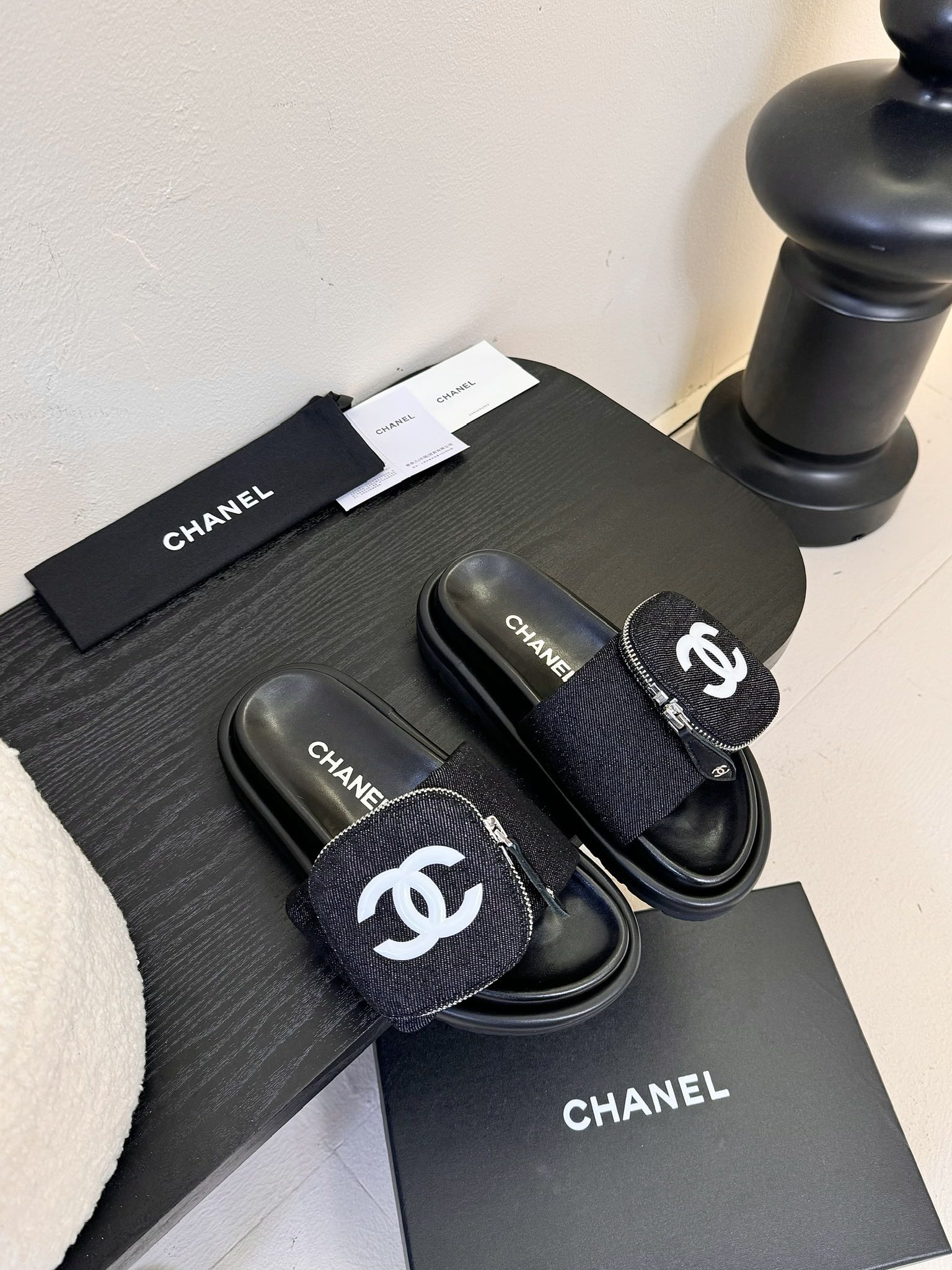 NO:237755,*25ss Mier pocket bread drag!  Popular model!  !  The counter is out of stock, and it is recommended to have a pair of people. The fat Mier feels soft and soft, and looks good!  It is easy to wear and slim when you wear it on your feet by 3m. It is surprising to wear it casually in daily life. Chanel casual slippers are so attractive that the taro-flavored slippers are directly ~ Size!  35-39 (40 41 custom made), slippers, chanel, slippers19860909*25ss蜜儿口袋面包拖！人气款！！专柜断货王,推荐人手一双,胖墩墩的蜜儿拖软绵绵脚感,颜值款！上脚增高3m好穿又显瘦,日常随意搭配尽是惊讶香奈儿休闲拖鞋 太吸引人了专柜直冲的香芋味拖鞋～ 码数！35-39（40 41 定做),拖鞋,chanel,slippers,Women's Shoes