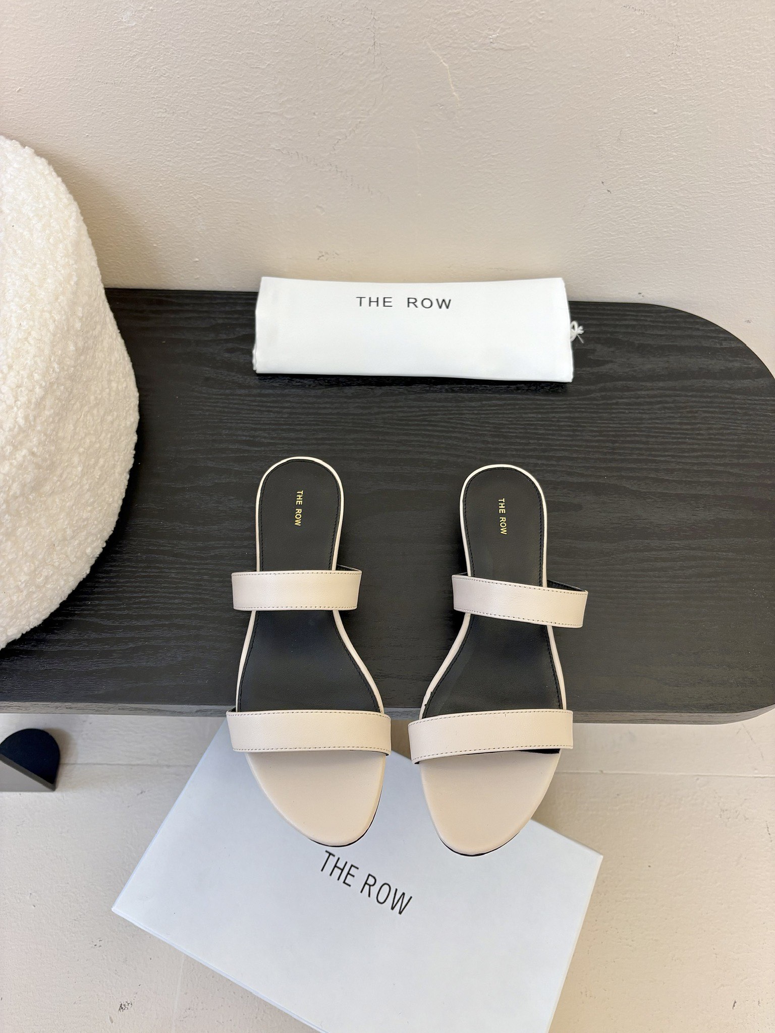 NO:237758,The row The leather minimalist and versatile flat sandals are really the most comfortable style I have ever worn, so soft!  The socks must take it away. It has a high-end and simple feeling, in fact, in addition to being beautiful, its comfort is really easy to wear so hard that it is reluctant to take it off!  Match with jeans, suit pants, skirts are not inconsistent, original fabric sheepskin, soles, original soles, Size#35-39 (40 customization, no return or replacement), slippers, sandals, slippers, skirts, jeans, business suit, sheepskin19860909the row 真皮极简百搭平底凉鞋鞋脚真的是史上我穿过最最舒服的款式太柔软啦！ 磨脚星人一定要收了它 有一丢高级又简约的感觉其实除了好看以外它的舒适度真的是好穿到舍不得脱下来啦！ 搭配牛仔裤 西装裤 半身裙都毫无违和感 面料原版羊皮 鞋底原版鞋底 Size#35-39（40定制不退不换）,拖鞋,sandals,slippers,skirts,jeans,business suit,sheepskin,Women's Shoes