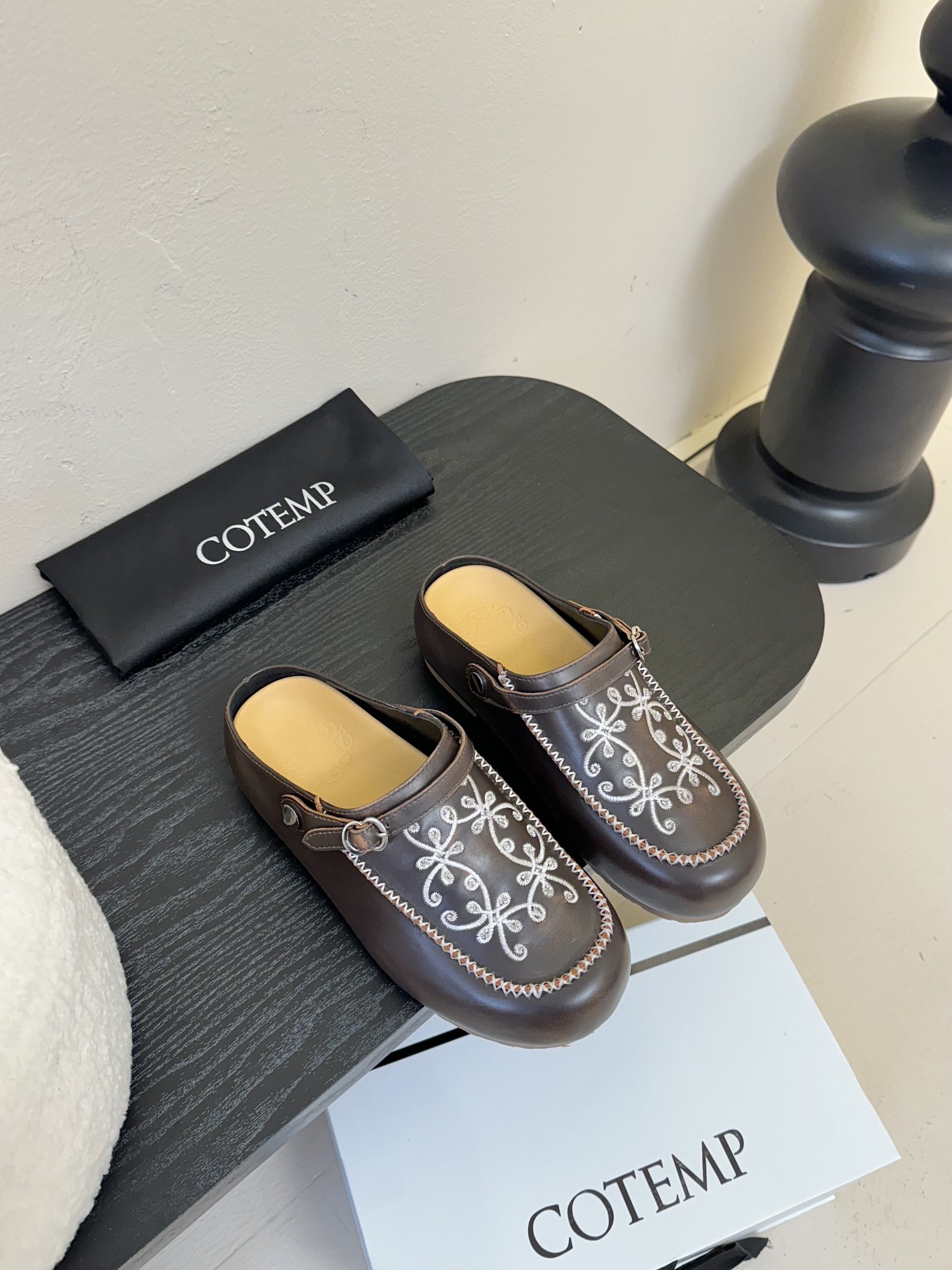 NO:237754,Cotemp 55/New Fashion Electric Embroidery Birken Toe Strip Semi-Train Continues the eternal classical and comfortable, the unique round toe shoe shape injects more exquisite considerations into the neutral tone of the shoe body, portraying a more vivid and unrestrained artist image. The iconic metal bark buckle is located at the toe, cleverly blending classical thoughts and brand ingenious thinking. The upper is super soft butter leather, imported suede, inner sheepskin, footbed cowhide, outsole rubber outsole Size#35-39 (40 custom made without return), semi-Train, cowhide, sheepskin, chamois leather19860909Cotemp 55/新款时髦 电绣 勃肯包头拖 半拖 延续恒久的古典与舒适,独特的圆头鞋型为鞋体的中性基调注入更多精致考量 刻画一个更鲜活的、不拘小节的艺术家形象,标志性的金属巴克提扣位于鞋头处,巧妙融合古典思绪与品牌巧思 鞋面超软牛油皮 进口麂皮 内里羊皮 垫脚牛皮 大底橡胶大底 Size#35-39（40订做不退换）,半拖,cowhide,sheepskin,chamois leather,Women's Shoes