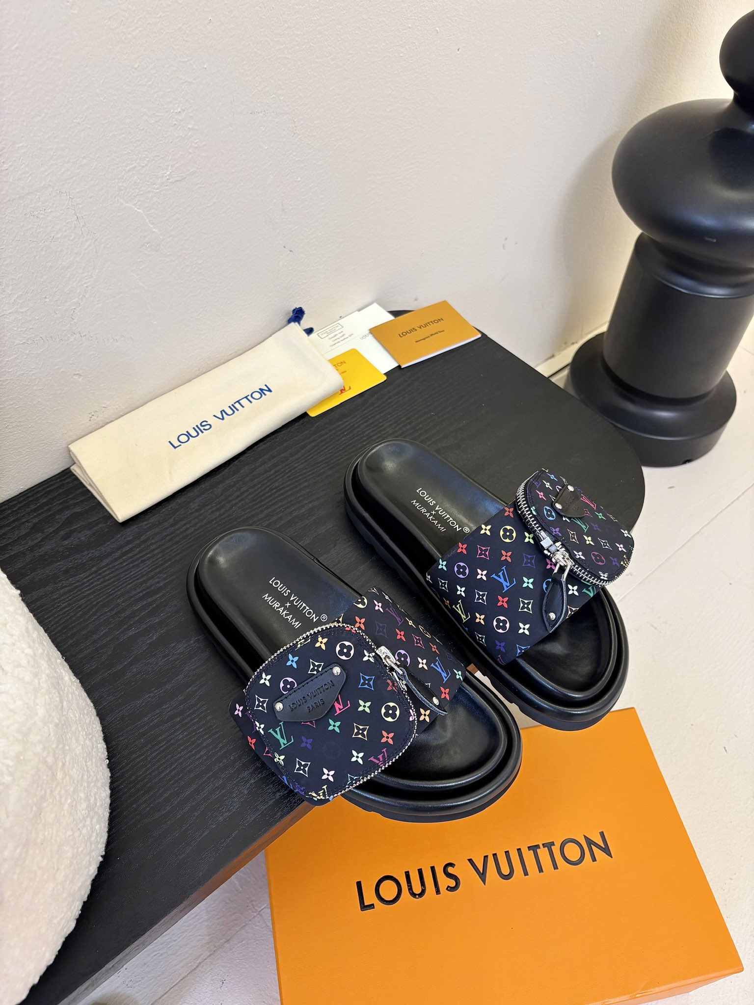 NO:237761,Bread tows The slippers with the highest attendance rate in spring and summer are super invincible and comfortable on their feet. They fit the feet without picking on the feet and are also safe to push~~ Custom printed fabric uppers, anti-slip wear-resistant foam sole Size35-39 4041, slippers, slippers19860909面包拖款 春夏穿搭出勤率最高的拖鞋上脚超级无敌舒服,贴合脚部不挑脚型宽脚背的姐妹也可放心冲～～ 定制印花布料鞋面 防滑耐磨发泡底 Size35-39 4041,拖鞋,slippers,Women's Shoes