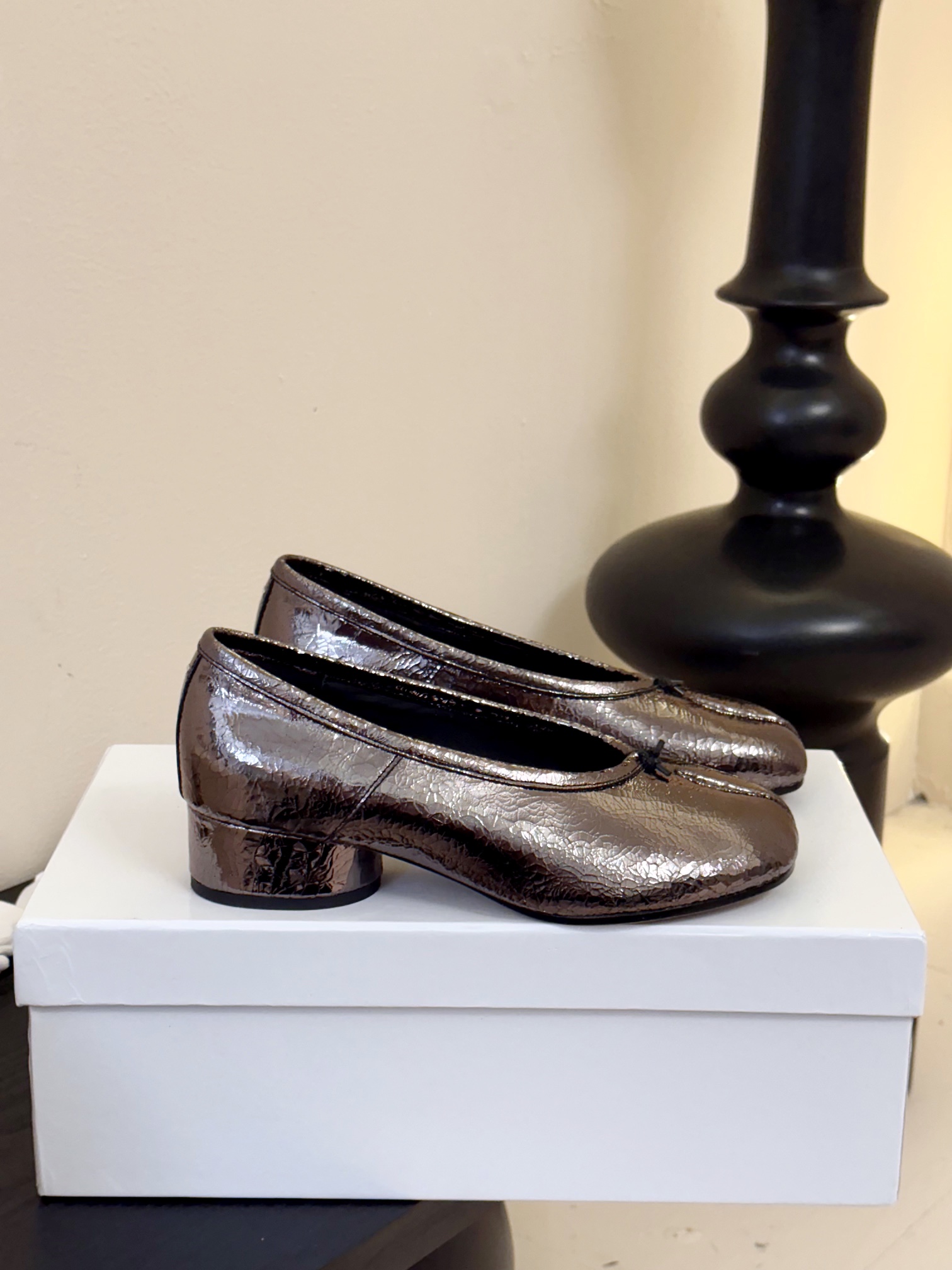 NO:237753,MM6 classic finger shoes, ugly and cute versatile and comfortable style, four-season items with super high wear rate, metal cracked fabric/skin lining, tiptoe, genuine leather soles. Size35-39 40 Custom made, split-toe shoes, masion margiela, sheepskin, Leather soles19860909MM6经典分指鞋 丑萌丑萌的百搭舒适型 穿搭率超高的四季单品 金属爆裂纹面料/羊皮内里、踮脚 真皮大底. Size35-39 40 定做,分趾鞋,masion margiela,sheepskin,Leather soles,Women's Shoes