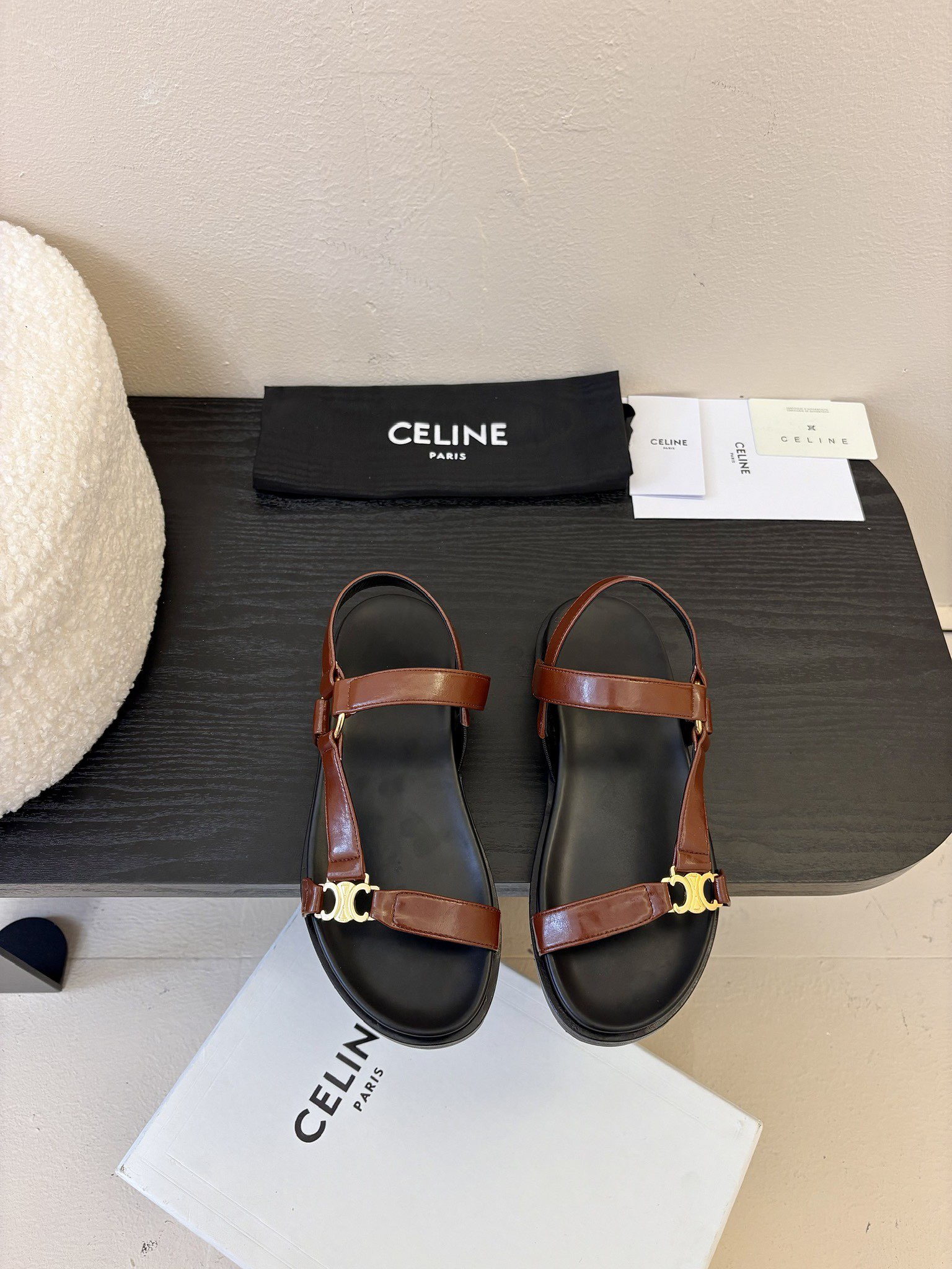 NO:237750,Celine Silin's latest classic spring hot Arc de Triomphe beach sandals. Summer paired with socks, it's simply amazing. The retro point is full of fashionable looks and original version is purchased and developed, and the highest output is restored to the original customized retro feeling... Fabric: cowhide Original open mold wear-resistant velvet combination size: 35-41 (customized by 4041), sandals, celine, sandals, cowhide, socks19860909Celine思琳经典春最新爆款凯旋门沙滩凉鞋 夏天搭配袜子,简直绝绝子 复古的点上带上了满分时髦感颜值原版购入开发,依旧最高输出还原原版定制复古感……面料:牛皮 原版开模耐磨绒组合大底码数:35-41（ 4041订做）,凉鞋,celine,sandals,cowhide,socks,Women's Shoes