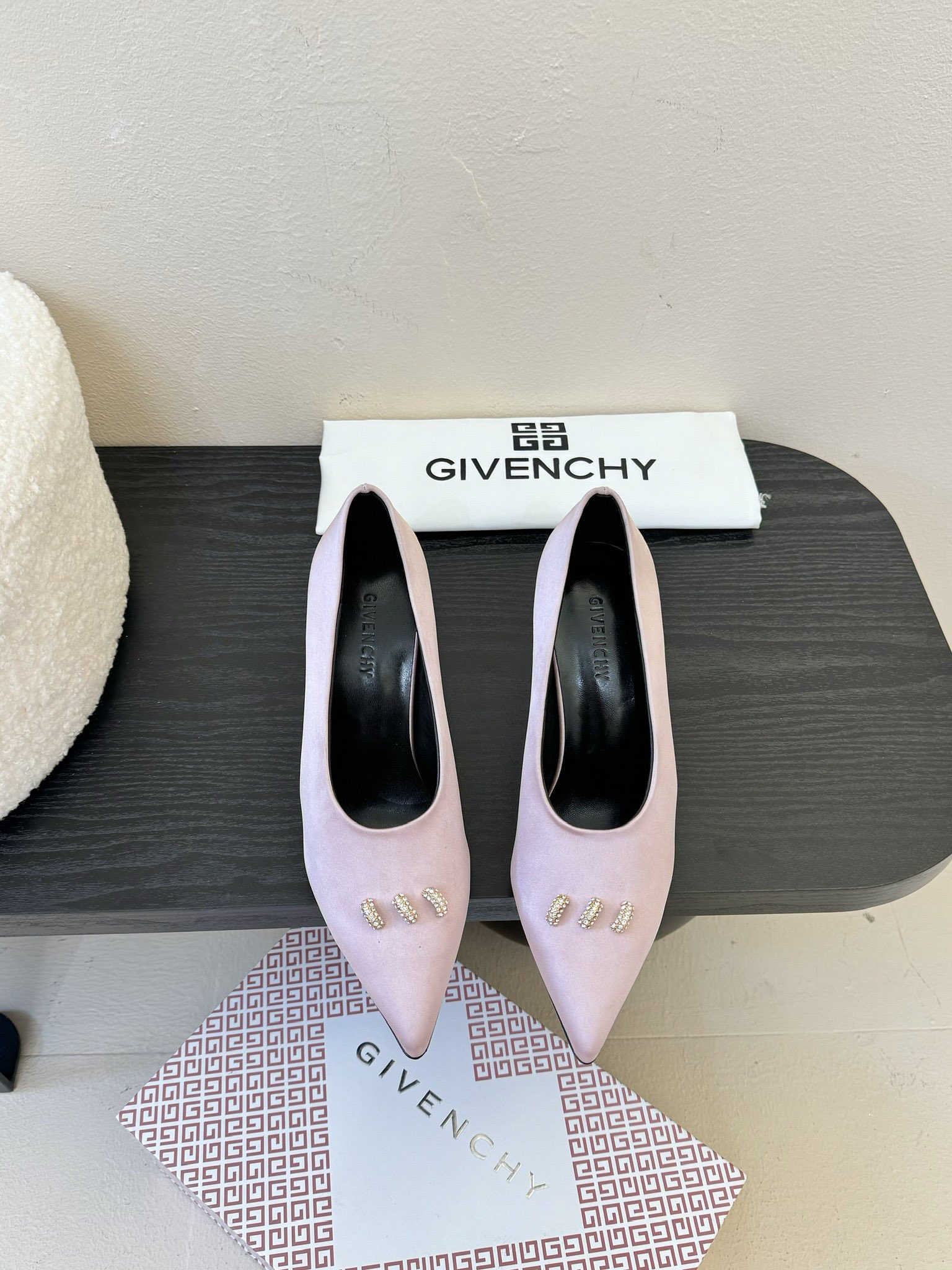 Givenchy BE402YE High Heels: Luxury Comfort and Grace for Women - 图片 1
