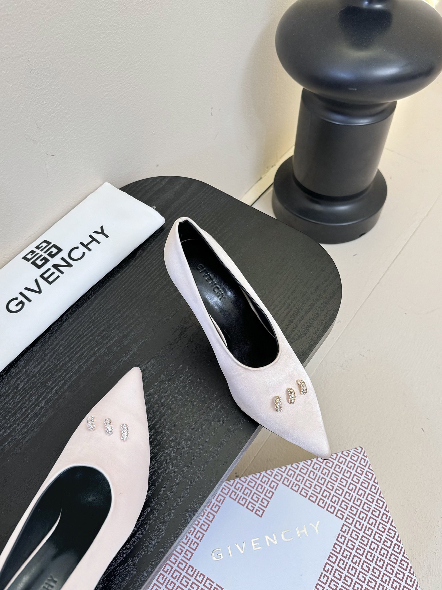 Givenchy BE402YE High Heels: Luxury Comfort and Grace for Fashionable Women - 图片 4