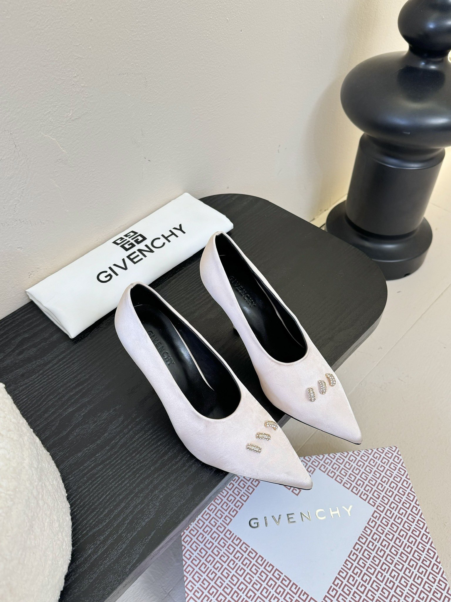 Givenchy BE402YE High Heels: Luxury Comfort and Grace for Fashionable Women - 图片 1