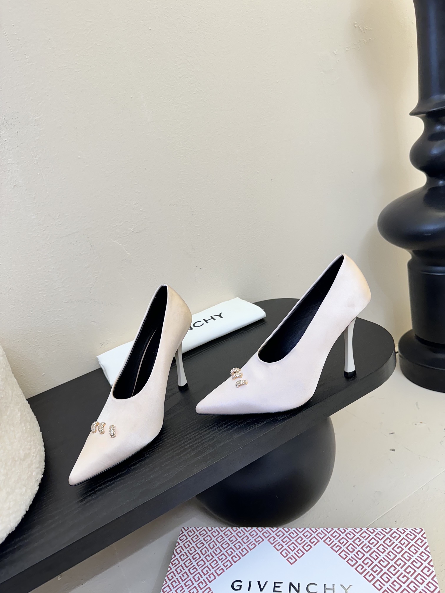 Givenchy BE402YE High Heels: Luxury Comfort and Grace for Fashionable Women - 图片 3