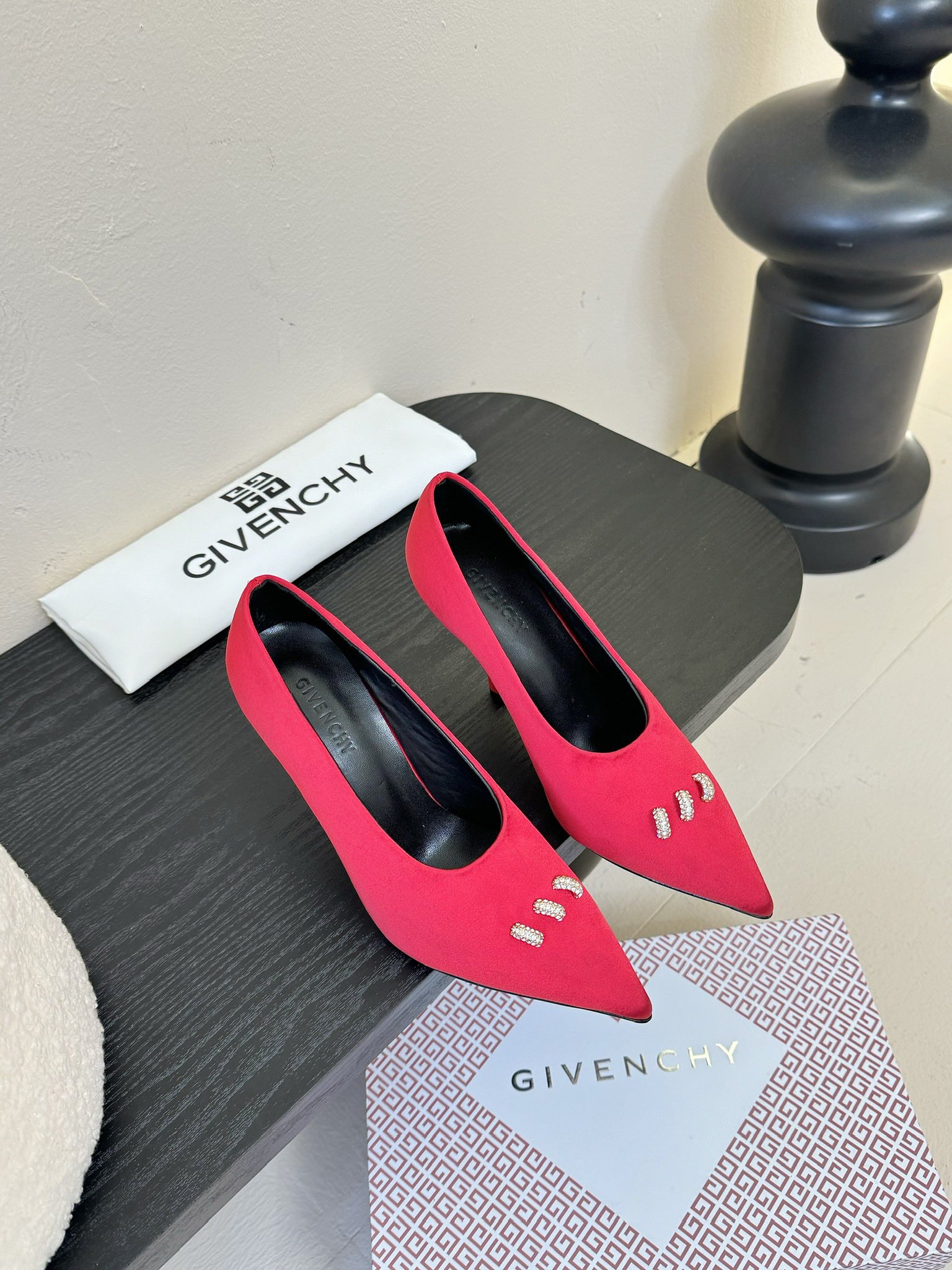 Givenchy BE402YE High Heels: Luxury Comfort and Grace for Stylish Women - 图片 1