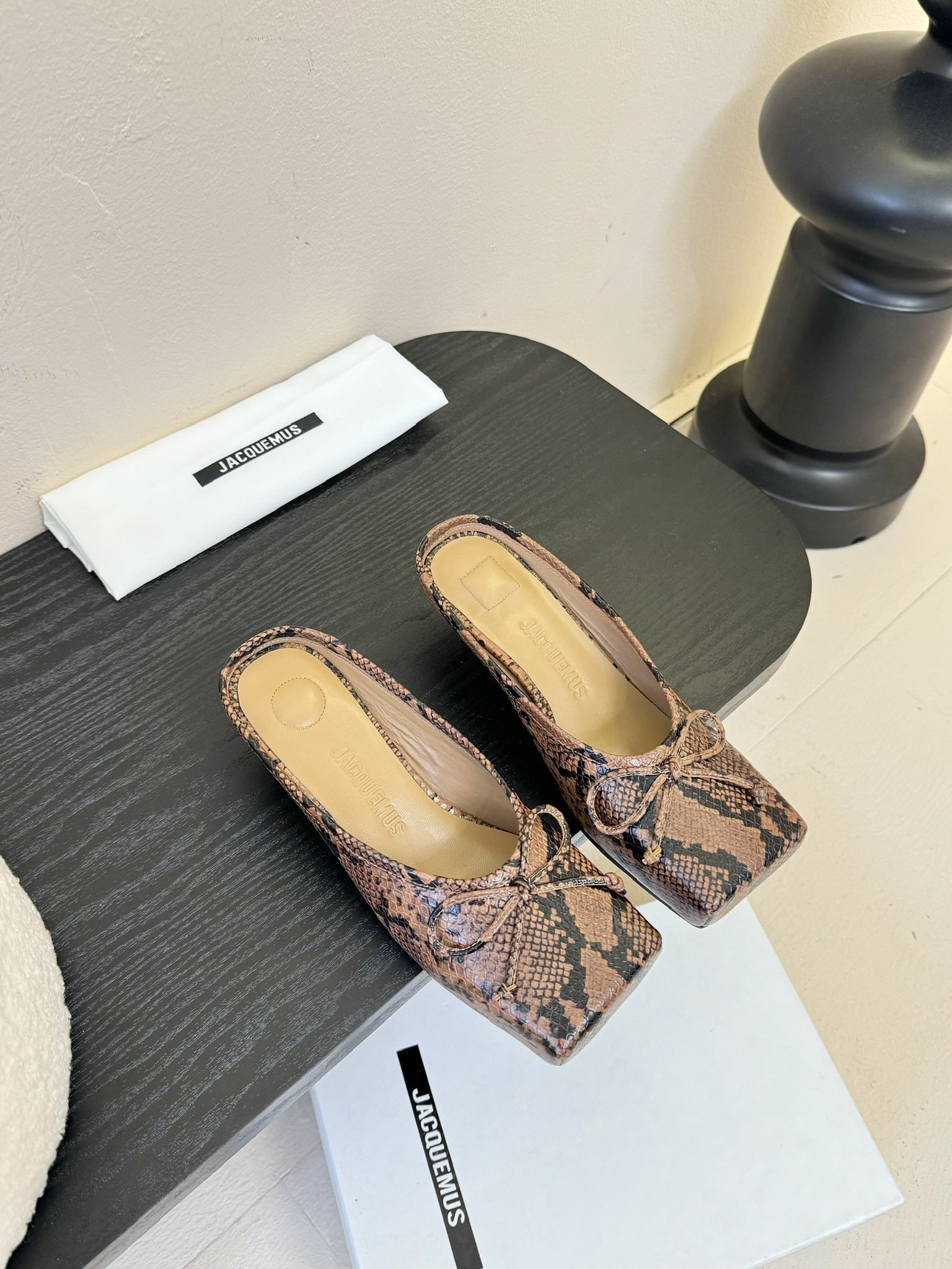 NO:238742,Denim cowhide jacquemus 25ss square head bow semi-torch/single shoes The square head design is really fashionable!  Jeans and small skirts are no problem!  Coco lovely without a head, boxy, a must-have for fashionable talent!  Soft cowhide upper, inner sheepskin size 35-40 (40 custom made without return, slippers, slippers, skirts, jeans, cowhide, sheepskin19860909牛仔布 牛皮 jacquemus 25ss方头蝴蝶结半拖/单鞋 方头设计真的好时髦！牛仔裤 小裙子搭配不在话下！可可爱爱没有脑袋 四方方的 时髦精必入的一款！ 鞋面软牛皮 内里羊皮 码数35-40（40定制不退换,拖鞋,slippers,skirts,jeans,cowhide,sheepskin,Women's Shoes