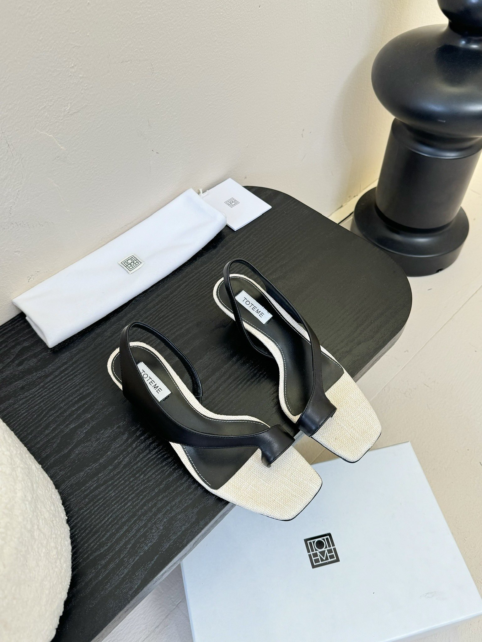 NO:238719,Exclusive early spring new product Totem* cowhide square root open-toed sandals are available in stock in early spring!  So distinctive!  With a retro flavor, it instantly tastes full with bell-bottom pants. The original version is purchased and sold simultaneously on the official website. For Toteme, a niche but unique, simple and fashionable item, it is really not to be missed in the spring. It is not easy to collide with the style. It is full of taste at first glance. Get it quickly. Upper sheepskin, outsole, genuine leather, outsole, size 35-40 (40 custom made, no return, sandals, sandals, cowhide, sheepskin, Leather soles19860909独家早春新品 Totem* 牛皮方根露趾凉鞋 早春现货发售！太有特点啦！带有复古的味道 配上喇叭裤瞬间品味拉满 原版购入同步官网发售 对于Toteme这小众却又独特简约时髦的单品 开春真的不容错过 不易撞款 一看就是品味满满 赶紧Get起来. 鞋面羊皮 大底真皮大底 码数35-40（40定制不退换,凉鞋,sandals,cowhide,sheepskin,Leather soles,Women's Shoes