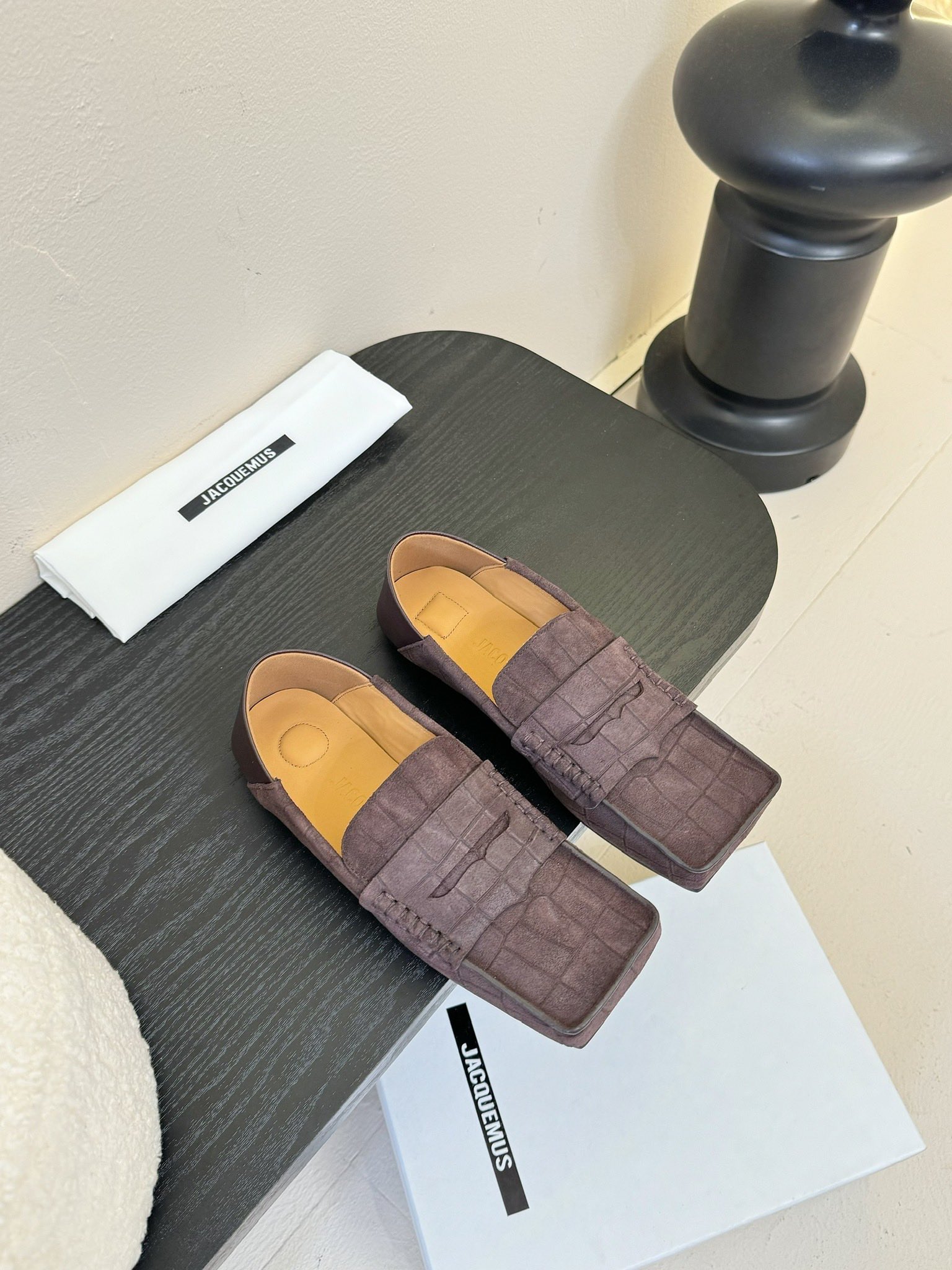 NO:238735,jacquemus 25ss square-head loafers are beautiful and practical new products in early spring, simple and casually wearing to create a fashionable feel. The square-head design is really fashionable!  Jeans and small skirts are no problem!  Coco lovely without a head, boxy, a must-have for fashionable talent!  Upper open-mark beaded cowhide/grain cowhide inner sheepskin outsole Italian genuine leather sole size 35-40 (40 custom made without return or exchange), loafers, loafers, skirts, jeans, cowhide, sheepskin19860909jacquemus 25ss方头乐福鞋 美丽且实用的早春新品,简单随意穿出时髦感,方头设计真的好时髦！牛仔裤 小裙子搭配不在话下！可可爱爱没有脑袋 四方方的 时髦精必入的一款！ 鞋面开标珠牛皮/粒面牛皮 内里羊皮 大底意大利真皮底 码数35-40（40定制不退换）,乐福鞋,loafers,skirts,jeans,cowhide,sheepskin,Women's Shoes