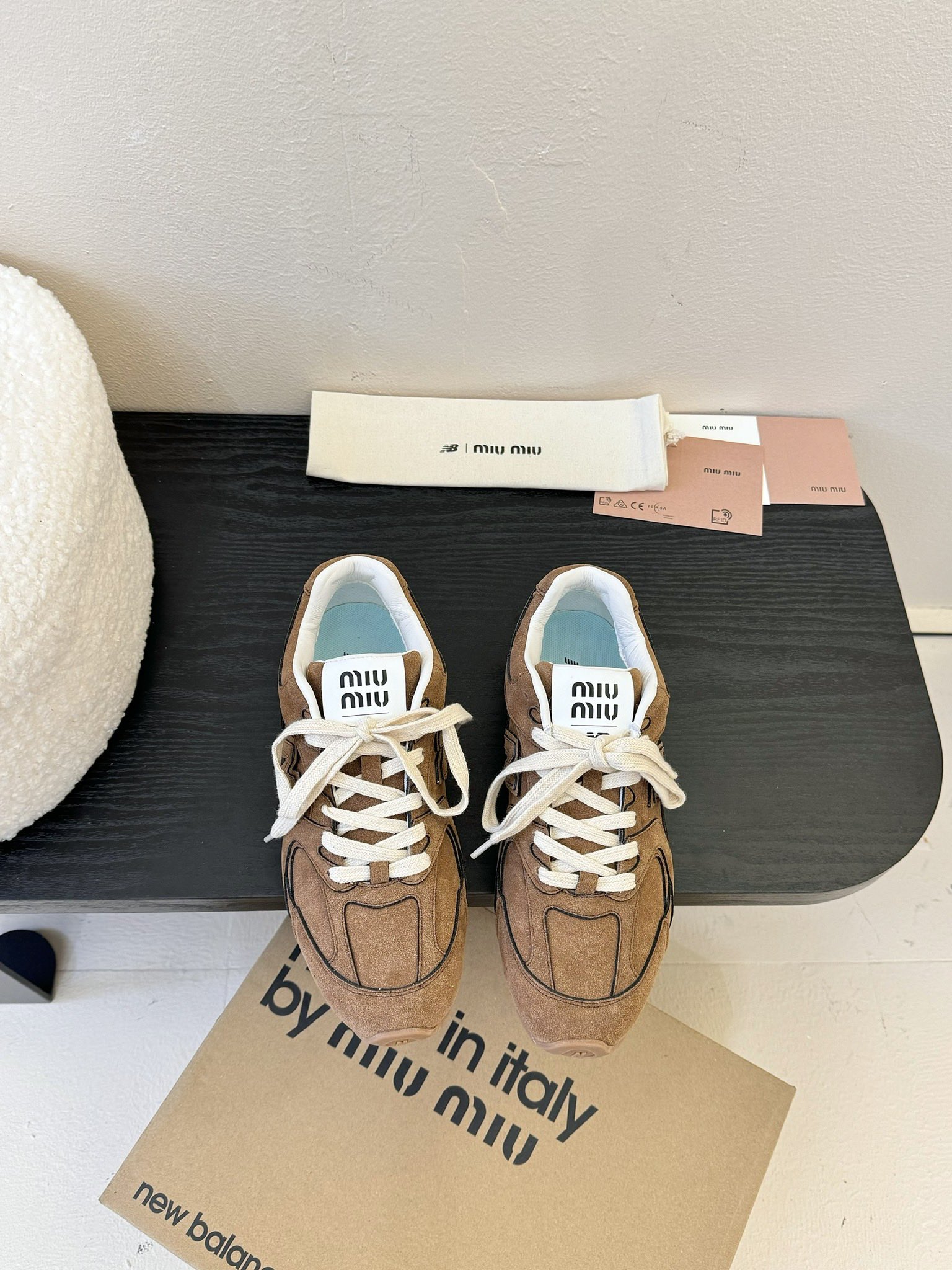 NO:238732,Miumi*u X New Balanc*e Early Spring Festival joint show style is super invincible and popular [Perfect] No matter how you wear it, please don’t miss this pair of 530 series sneakers. It’s very easy to match!  Imported fabric mesh fabric, breathable water dyed beef lining, outsole original TPU non-slip sole, craft upper full hand-made oil edge Size35-40, casual shoes/sports shoes, miumiu, sneakers19860909Miumi*u X New Balanc*e 早春联名走秀款 超级无敌大热门[得意]无论你如何穿搭请都不要放过这一双530系列的运动鞋 非常好搭配！ 面料进口网布 后跟内里透气水染牛里 大底原版TPU防滑大底 工艺鞋面全手工油边 Size35-40,休闲鞋/运动鞋,miumiu,sneakers,Women's Shoes